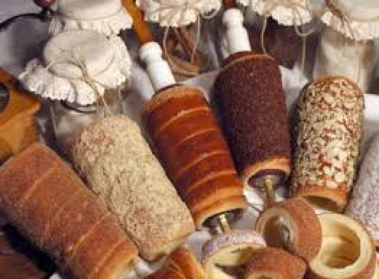 Dulce tradicional Kürtőskalács (dulce de chimenea) en Madrid