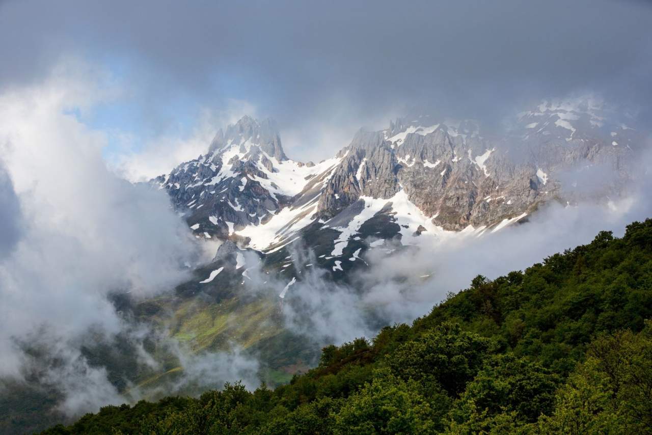 ¿Dónde encontrar descenso canoa y alojamiento en picos de Europa?