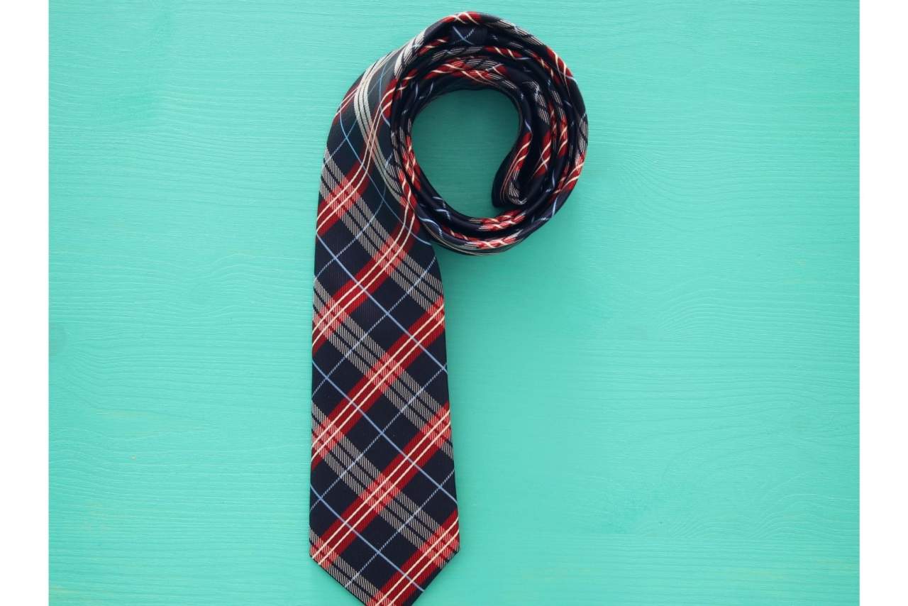 La corbata de cuadros escoceses Grupo Josvil: los complementos de alta calidad para hombre fabricados en España