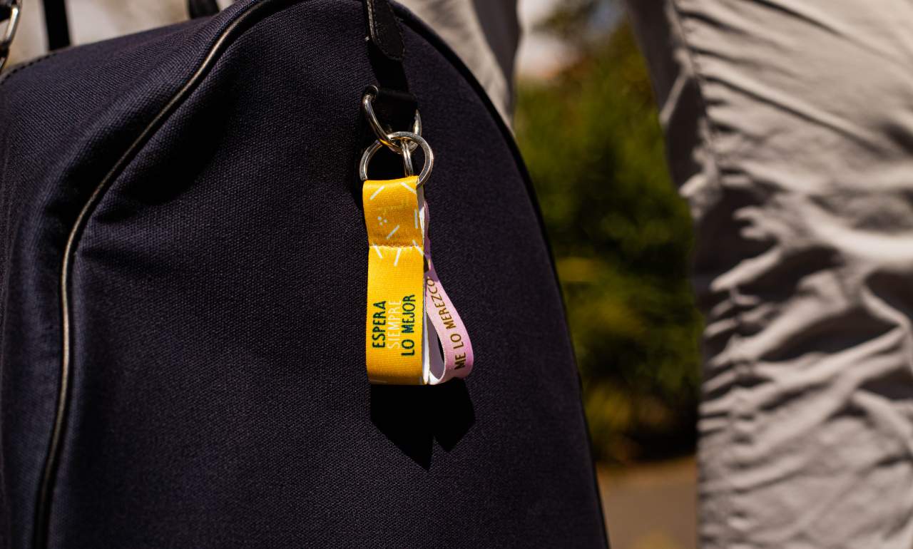 El catálogo de Tarja73 incluye llavero de tela y chapas personalizadas