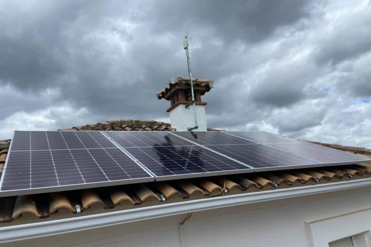 Instalar placas fotovoltaicas en casa con la empresa especializada AGRUPACIONES & SOLUCIONES SOLARES