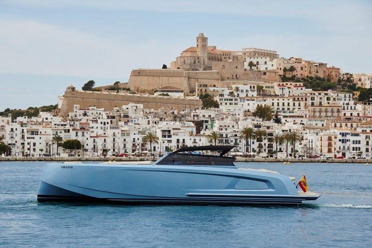 Yacht IN Ibiza permite practicar Flyboard Ibiza y otros deportes acuáticos en el Mediterráneo