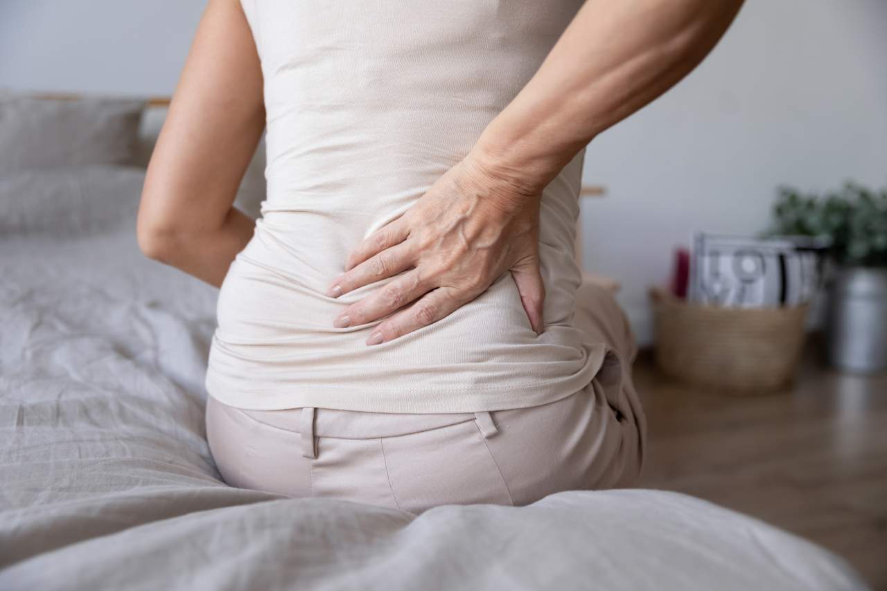 Clínica AtlasVital: ¿Cuáles son los tratamientos recomendados para las personas que sufren ciática o lumbalgia?