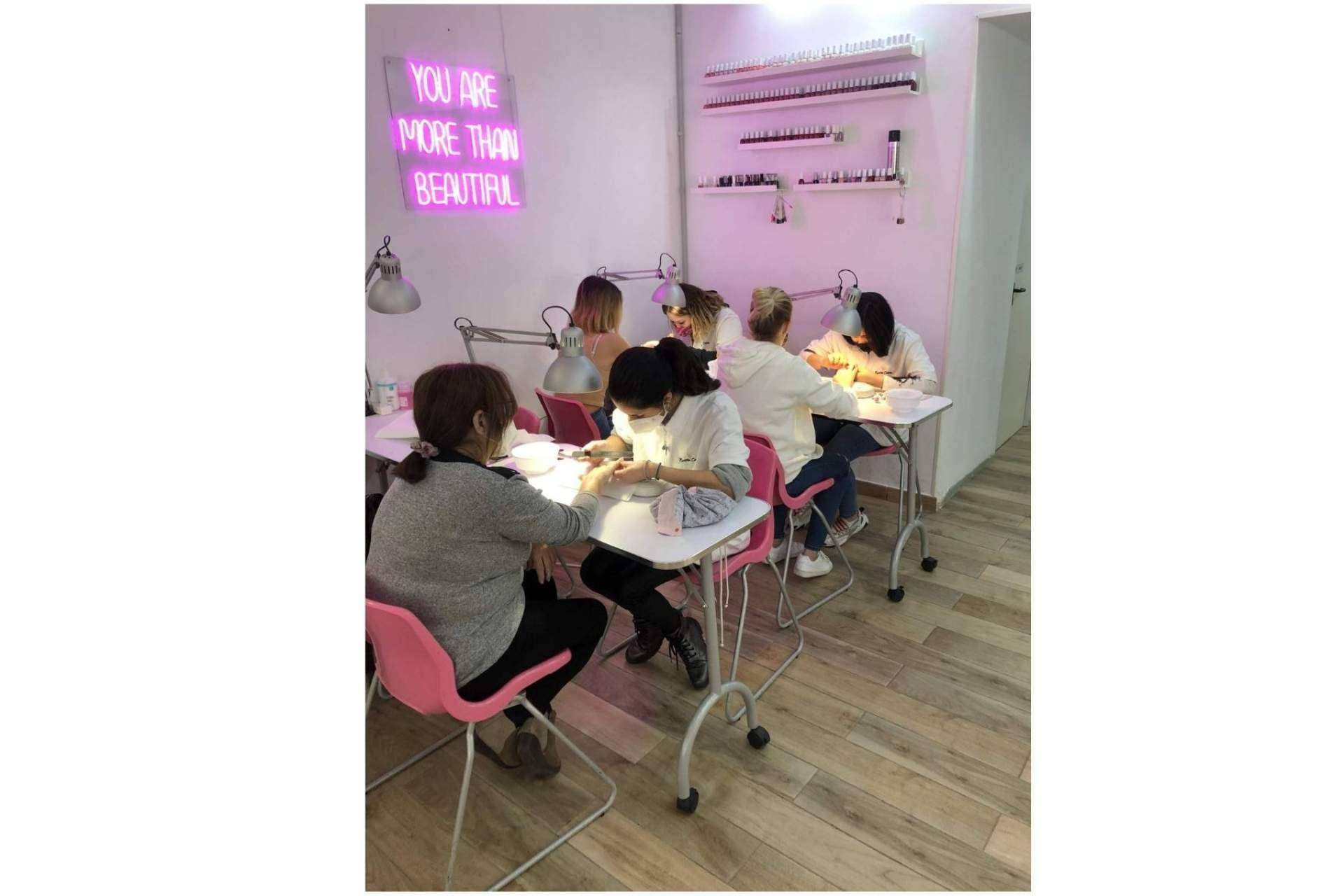 Academia Colors ofrece algunos de los mejores cursos FP de peluquería en Barcelona