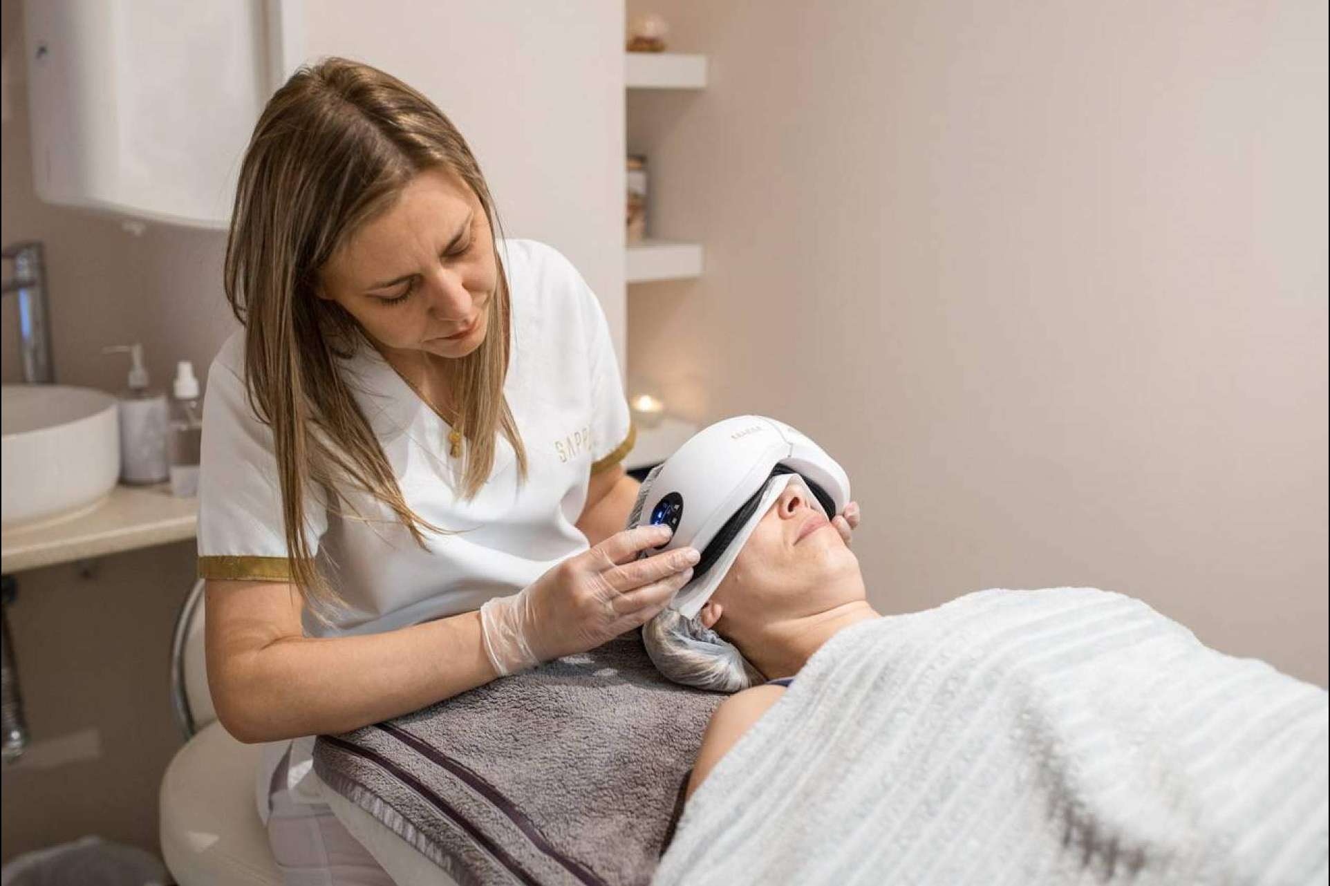 El exclusivo tratamiento con las gafas de presoterapia ocular Iridium se encuentra en el centro Sapphira Privé Logroño