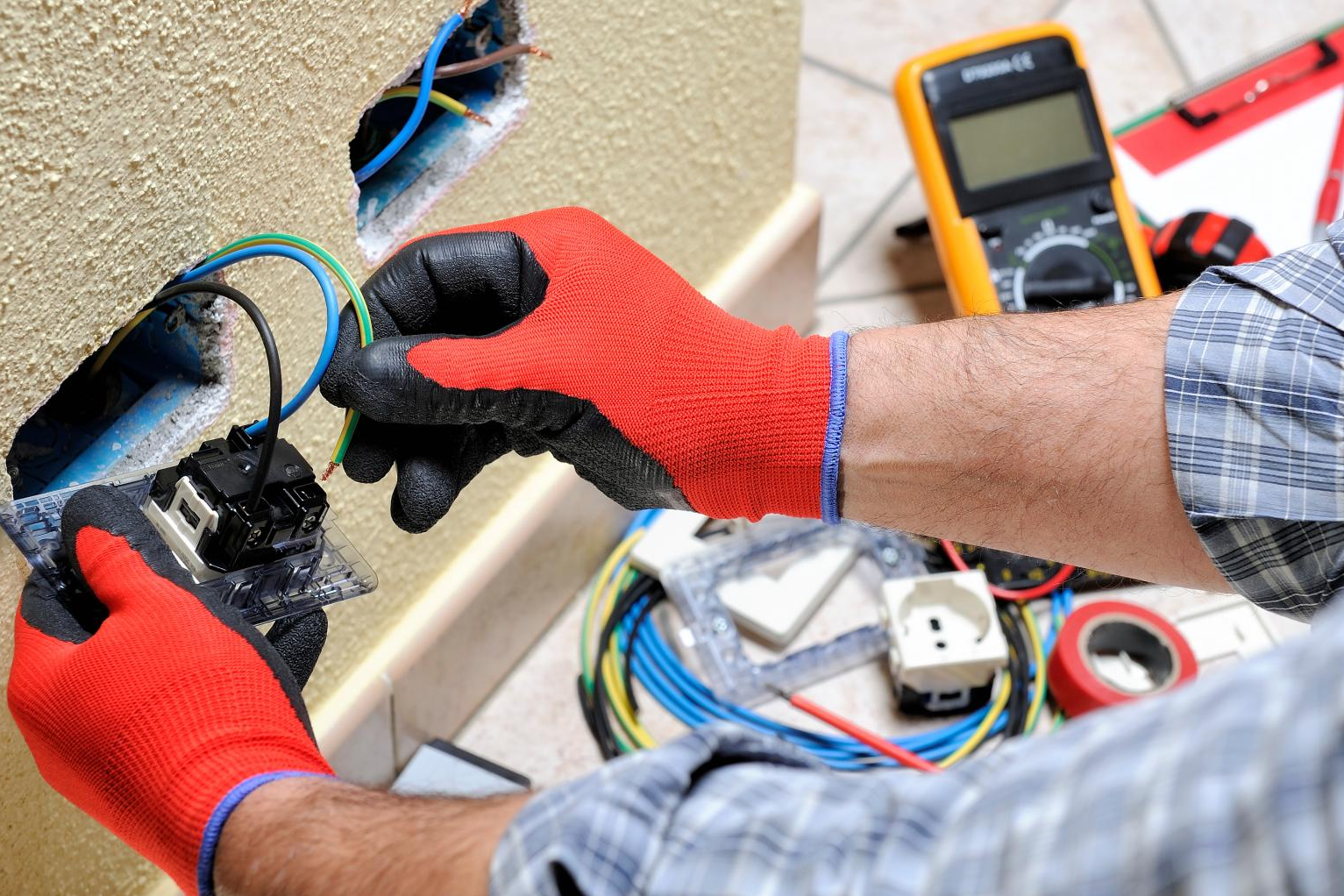 Trabajo Autónomos facilita encontrar electricistas en Zaragoza
