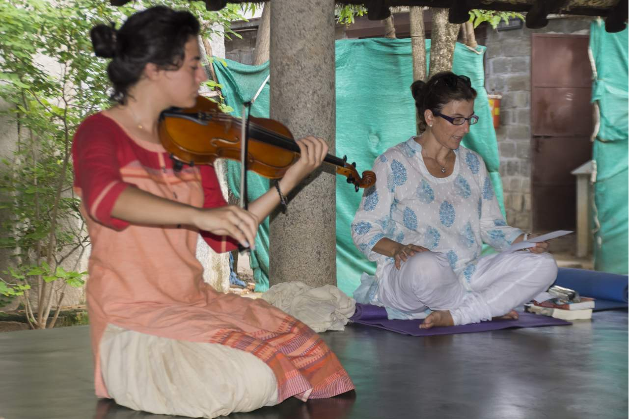 Gloria Alcaide imparte clases de yoga online