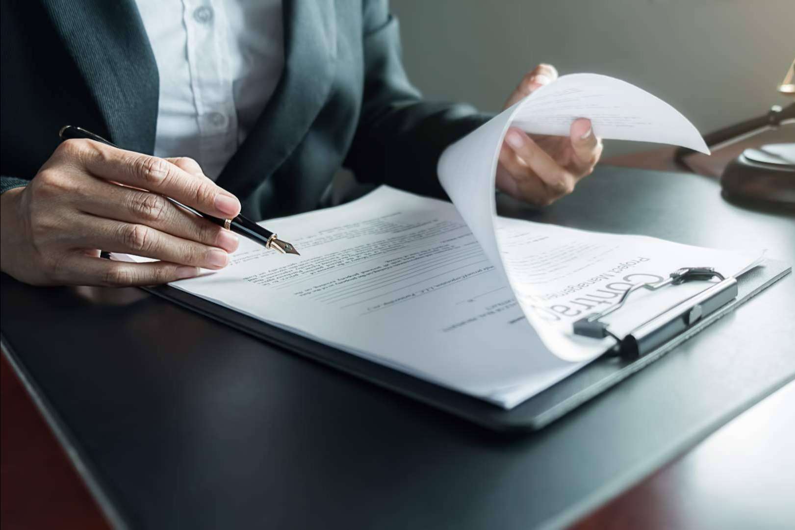 Ackermann & Schwartz se presenta como firma de abogados especializada en asesorar a clientes acerca de aspectos legales de sus negocios y necesidades