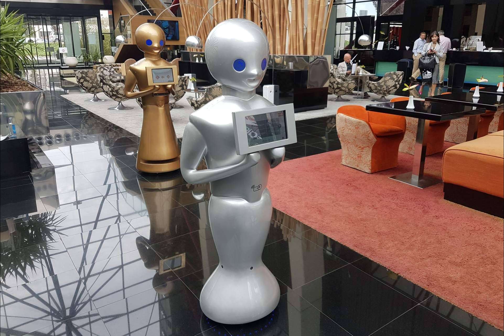 Futura Vive ha desarrollado un robot recepcionista que recibe los huéspedes del hotel