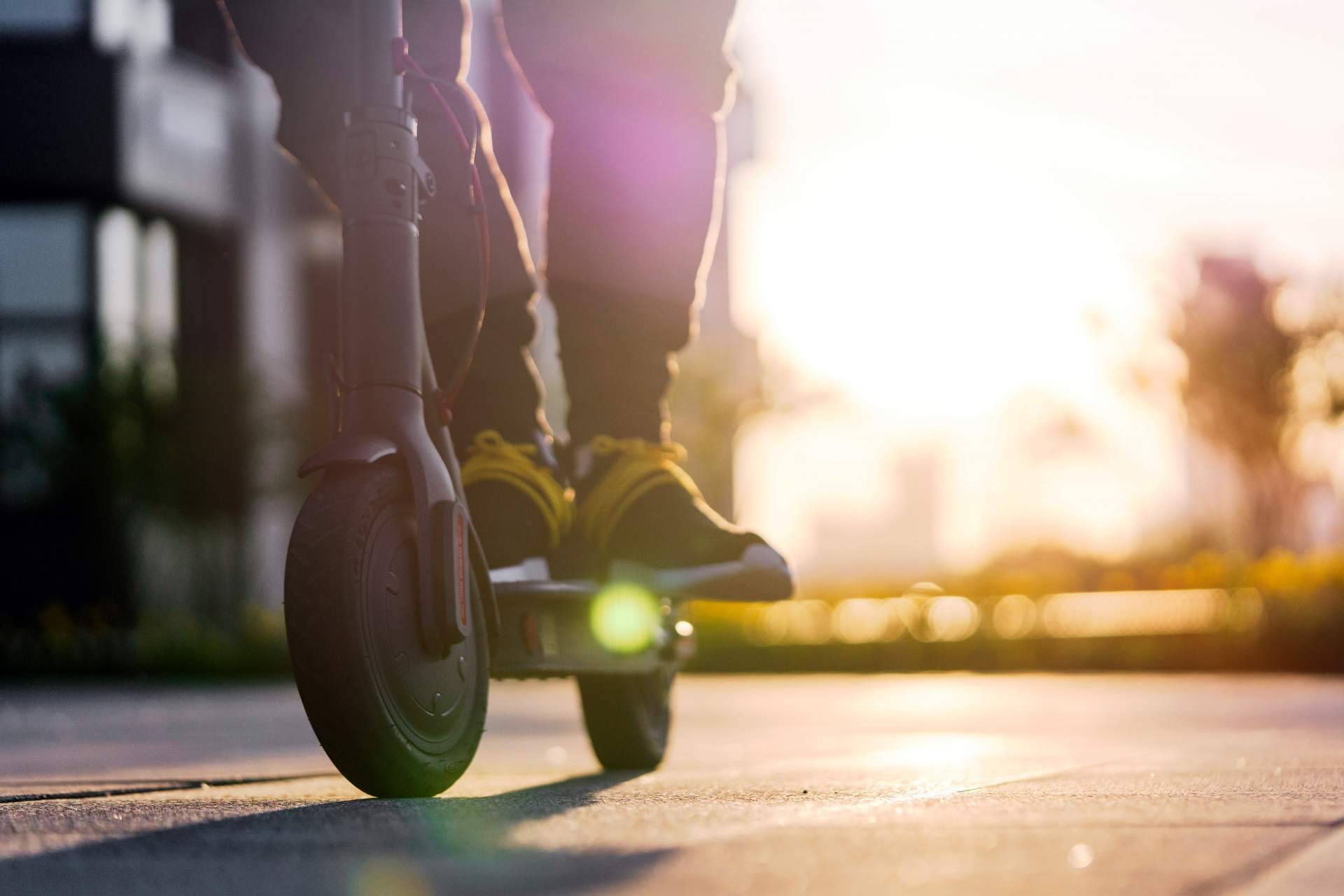Recorrer distancias esquivando el tráfico de la ciudad con el Scooter Xiaomi Mijia M365 de Atykus