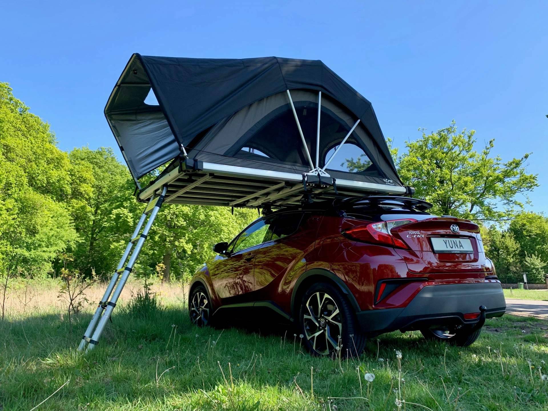 La empresa Fox Camper incluye en su catálogo de artículos las tiendas de techo coche de las marcas Sheepie y Eezi Awn