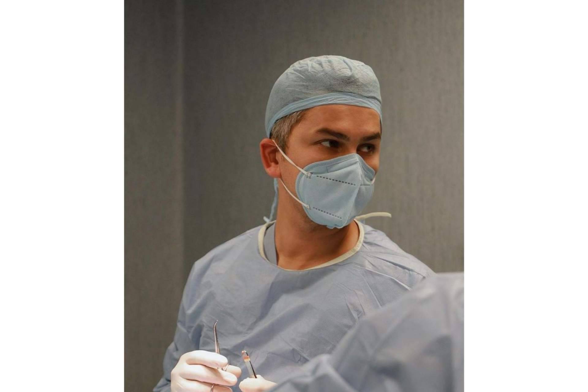 El doctor Castellar ofrece tratamientos estéticos con los que se consigue revitalizar la expresión facial de mujeres y hombres