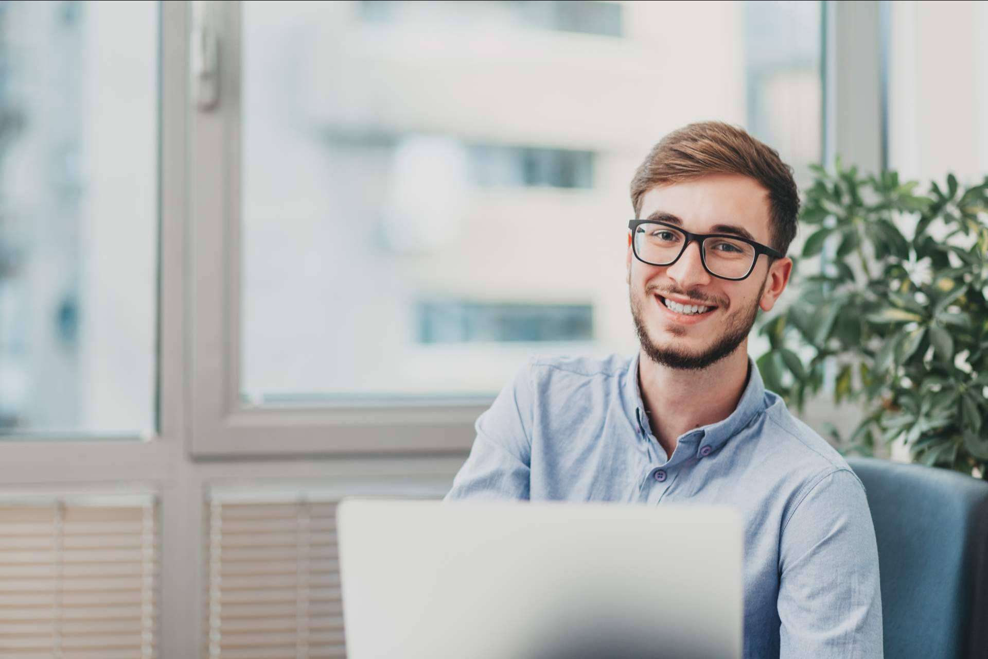 ¿Cómo pasar de becario de verano a empleado en una empresa? CVapp