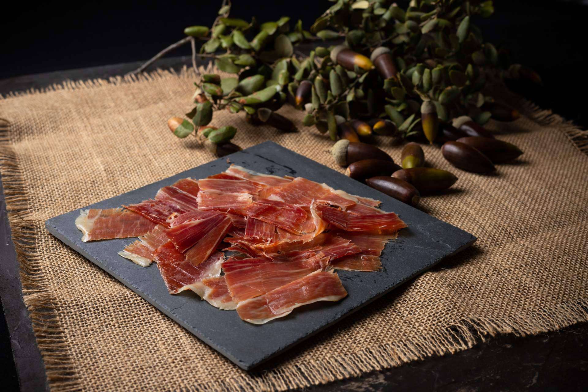 Experiencia y calidad en Embutidos Castro: el jamón reserva de bodega