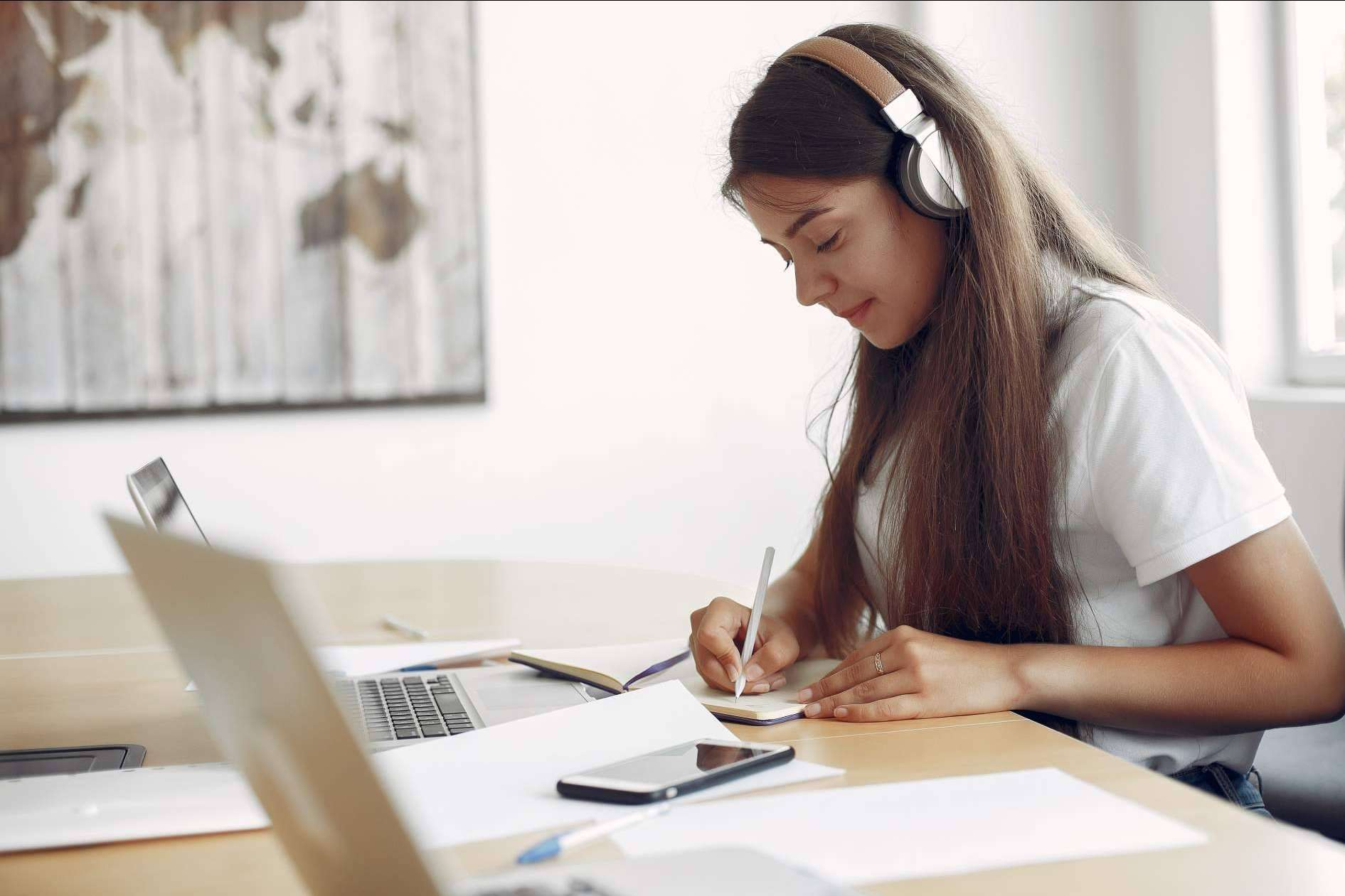 Ayuda Universitaria Cum Laude, la academia online que contribuye a elaborar el TFG