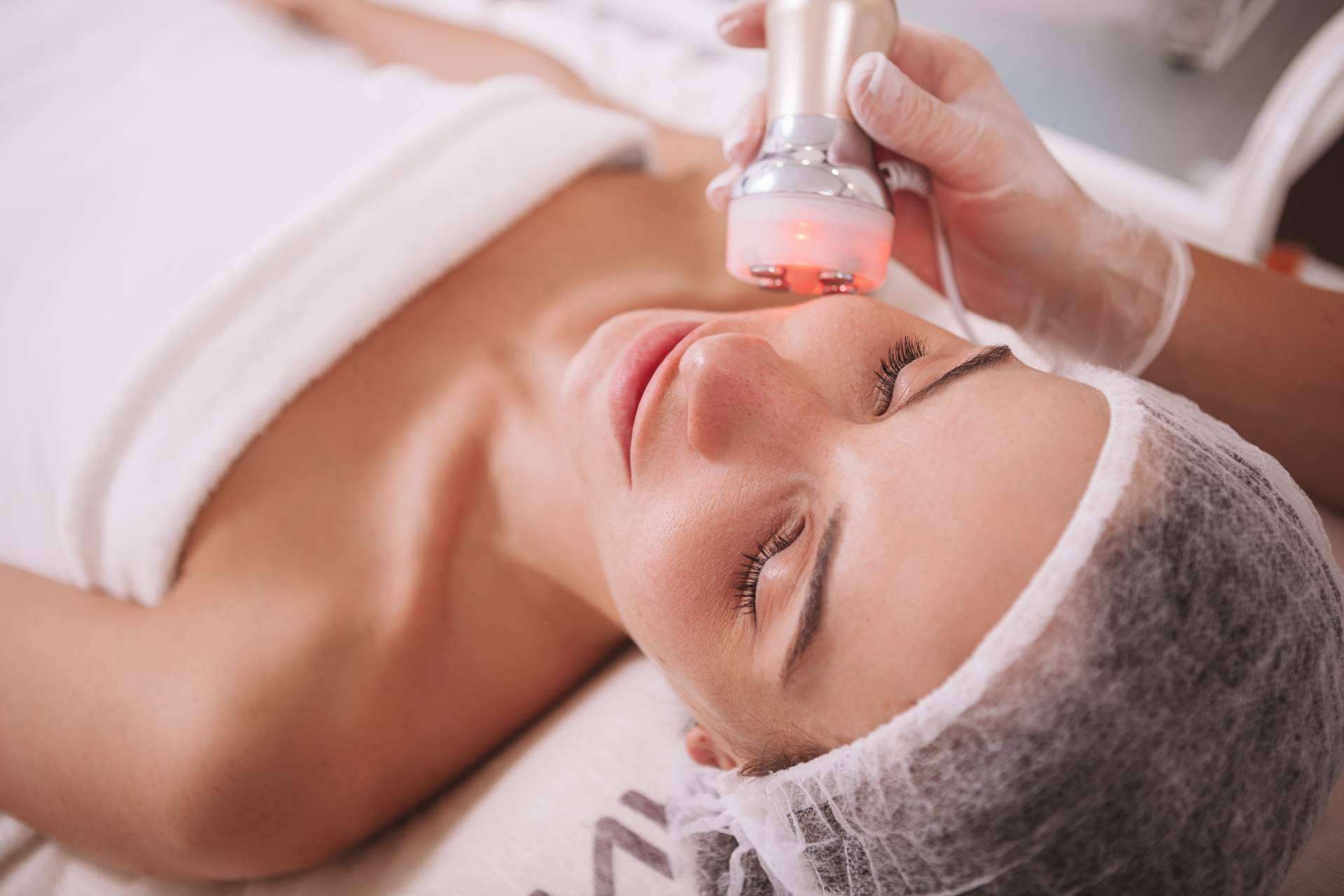 La radiofrecuencia facial se considera uno de los mejores métodos no invasivos para rejuvenecer la piel