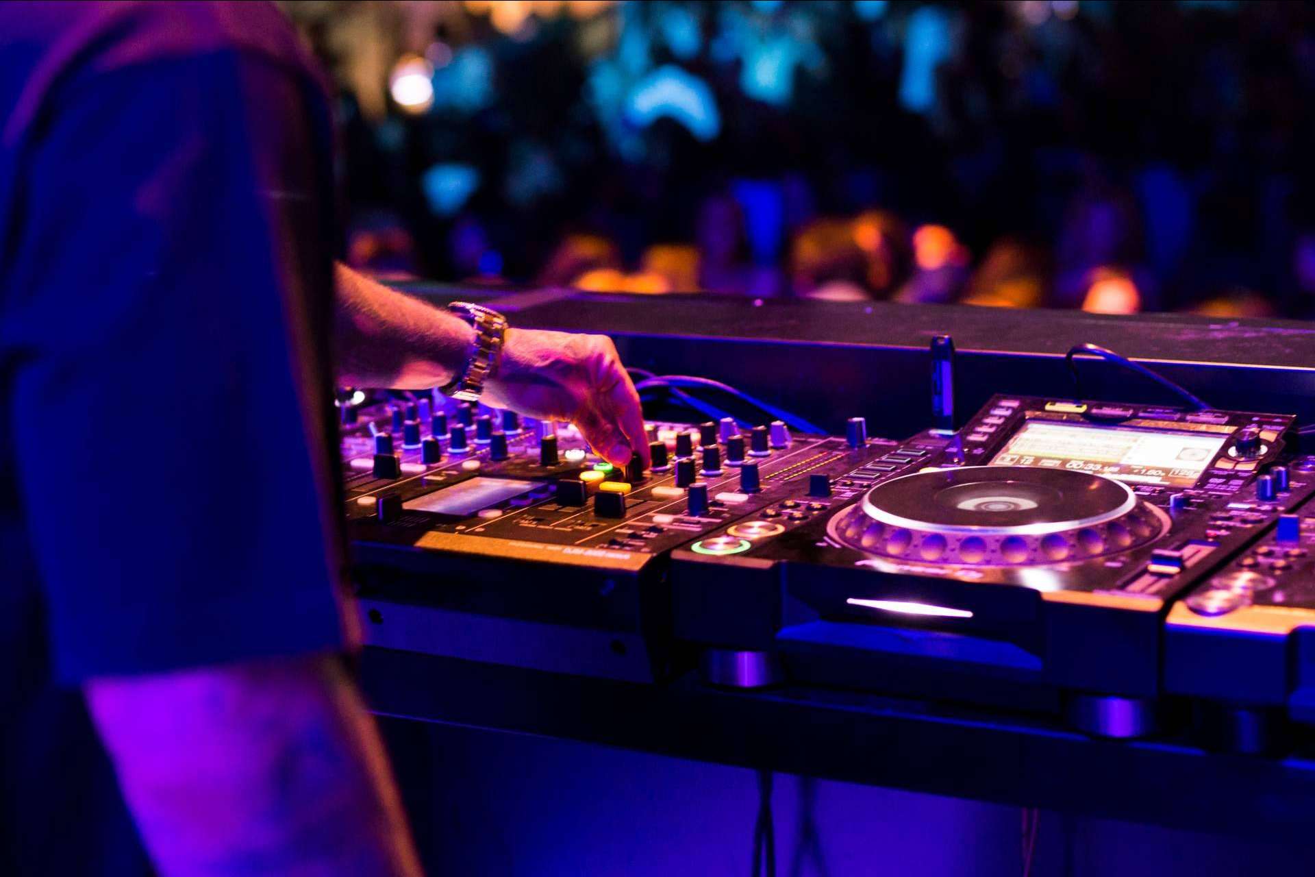 Iñaki Musik: DJ con la mejor música para eventos y fiestas privadas