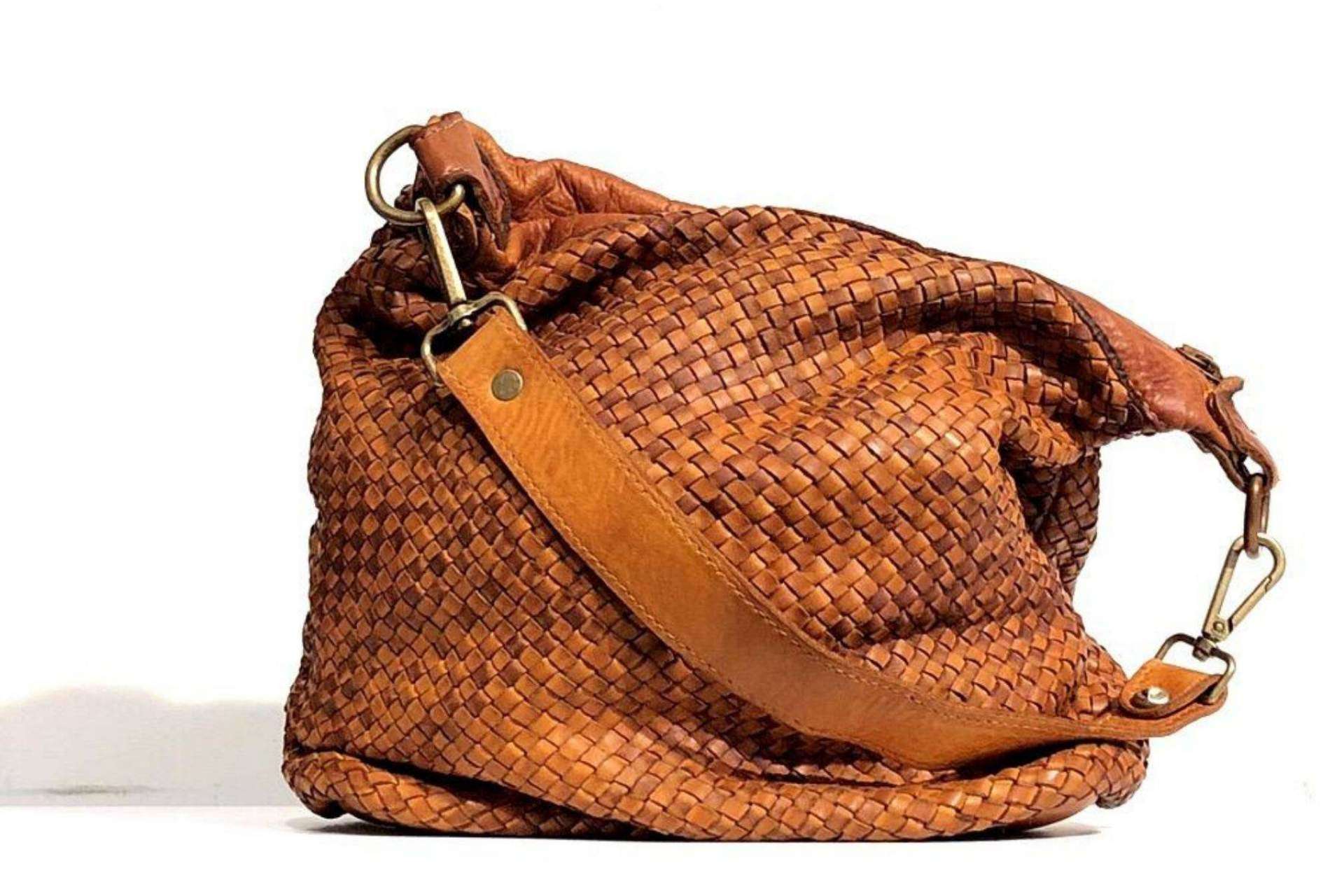 Vuelven los bolsos de piel lavada con Lola Amara