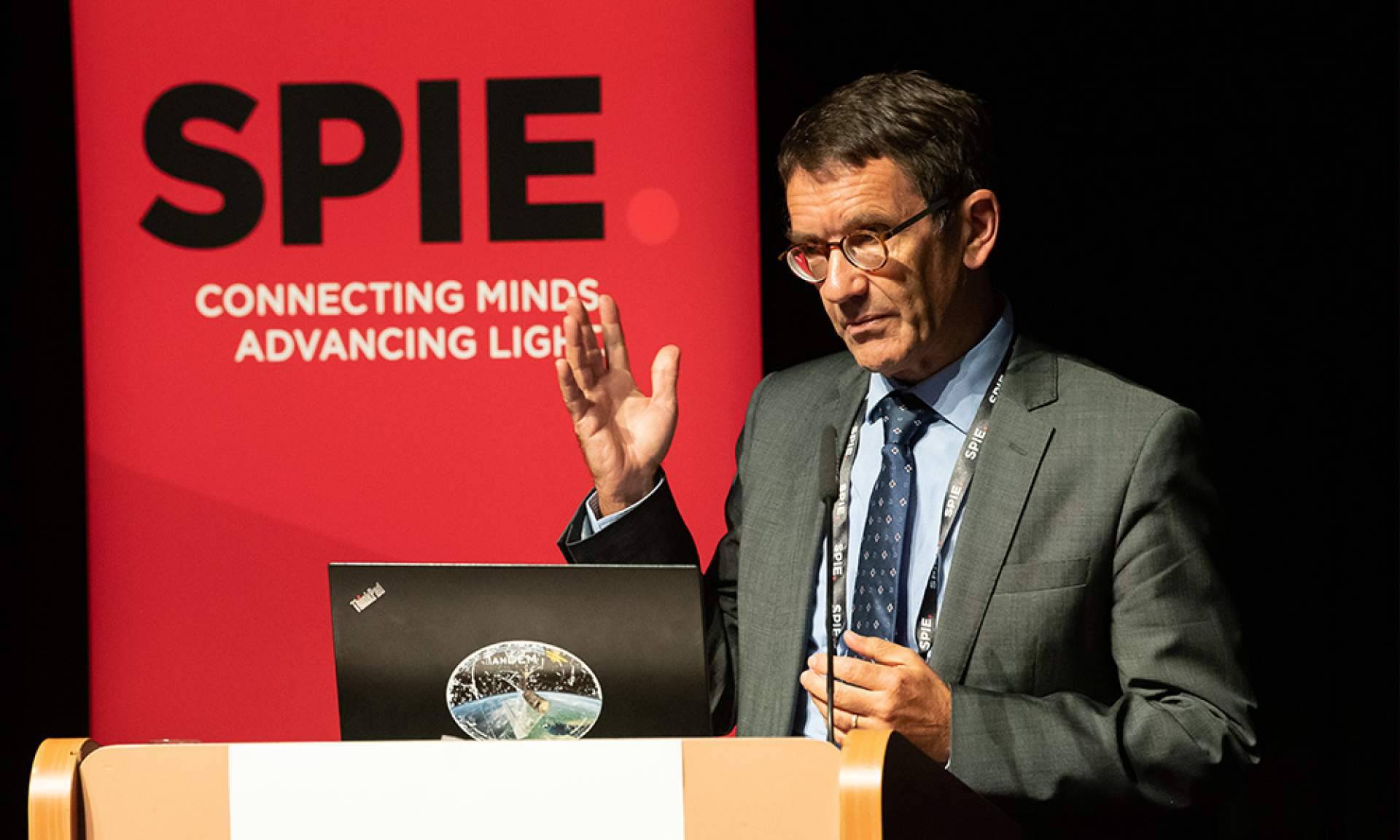 Marta de la Fuente, CTO de ASE Optics Europe, presenta el paper LWIR compact high resolution optical system for MORERA misión en el SPIE Optical Systems Design Europe 2021