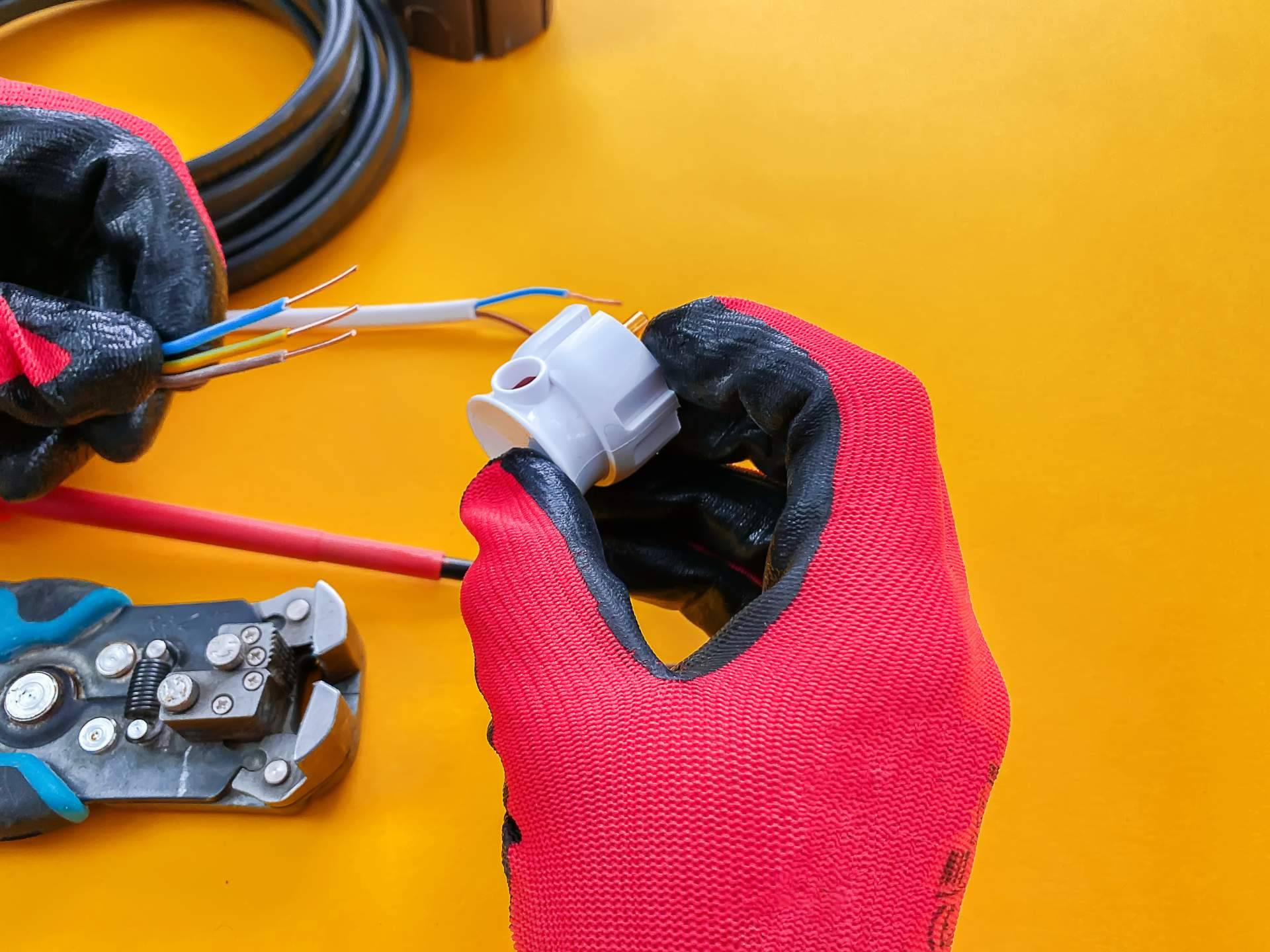 Consejos antes de elegir un electricista en Madrid, por Luzmart