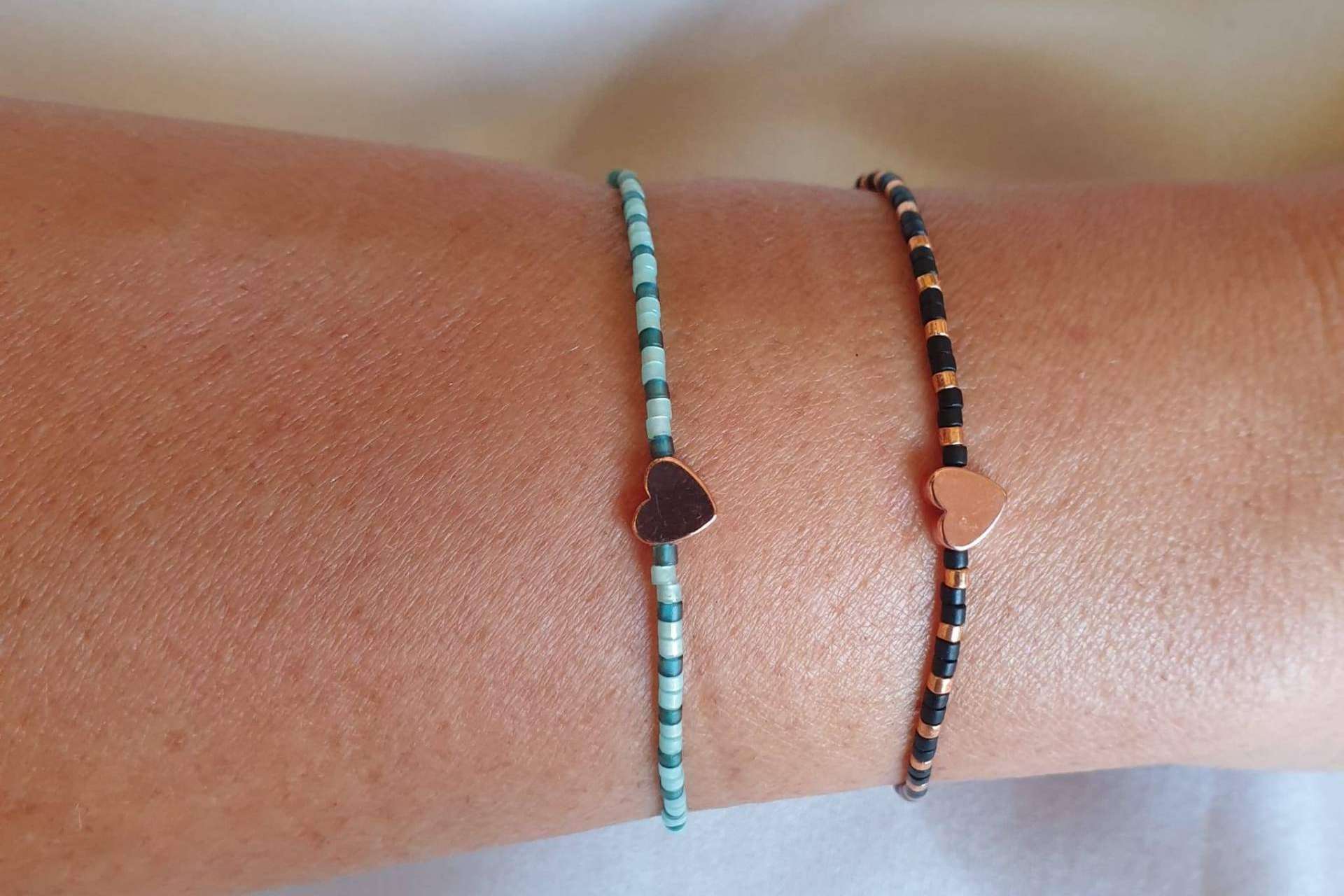 Combinar todos los outfits con las pulseras de cristal de colores de Dkary