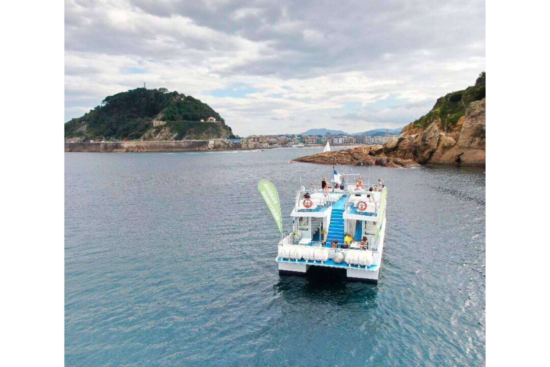 Realizar un paseo turístico por la bahía y la costa de San Sebastián es posible con el catamarán Ciudad San Sebastián