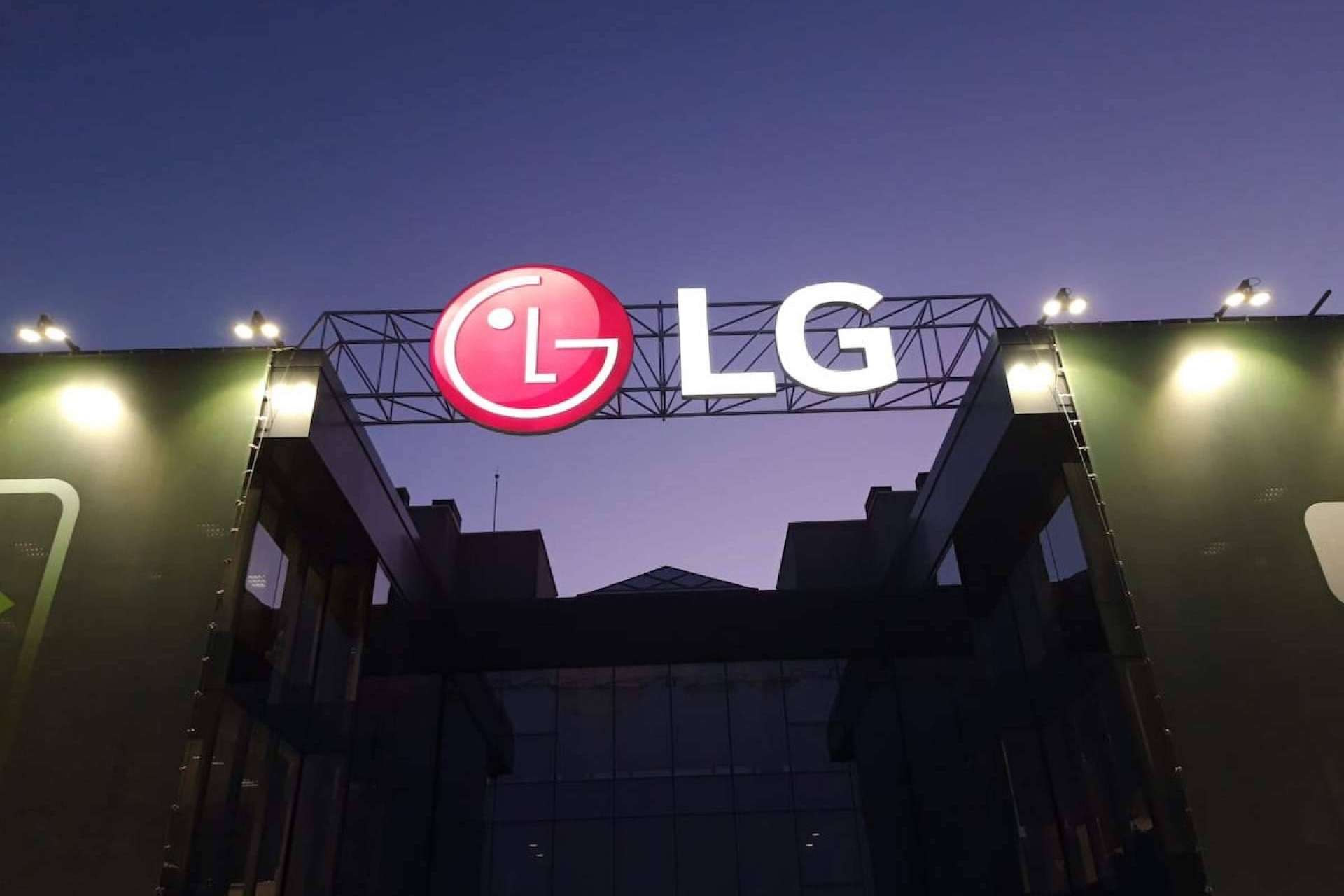 Llamar la atención de los clientes con las letras corpóreas de Rotuser