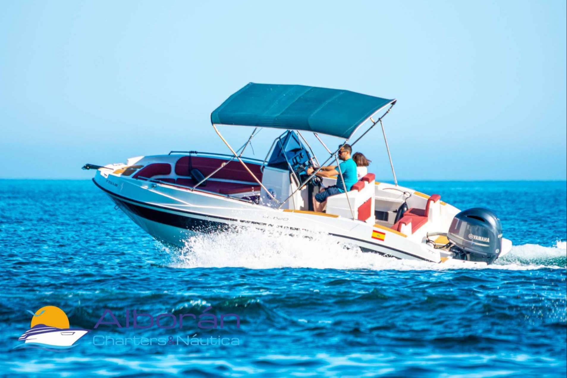 Disfrutar durante todo el año de los paseos en barco con Alboran Charters
