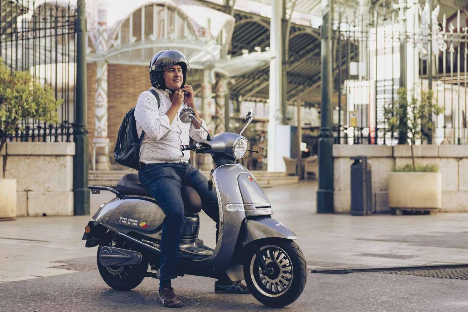 ¿Qué beneficios presenta desplazarse con las motos eléctricas de la empresa moty?