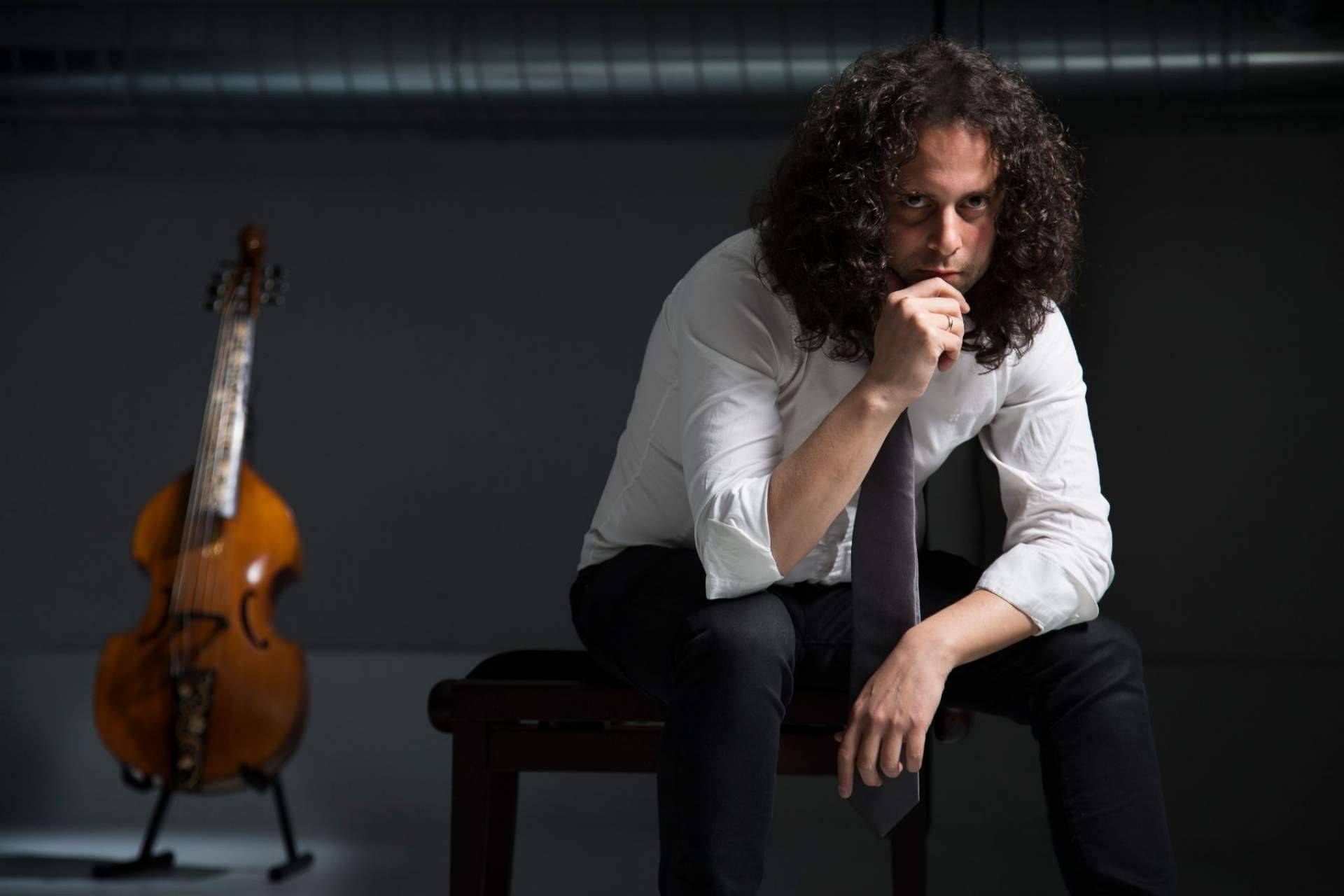 Fahmi Alqhai, el virtuoso violagambista, considerado uno de los mejores intérpretes de viola da gamba del mundo