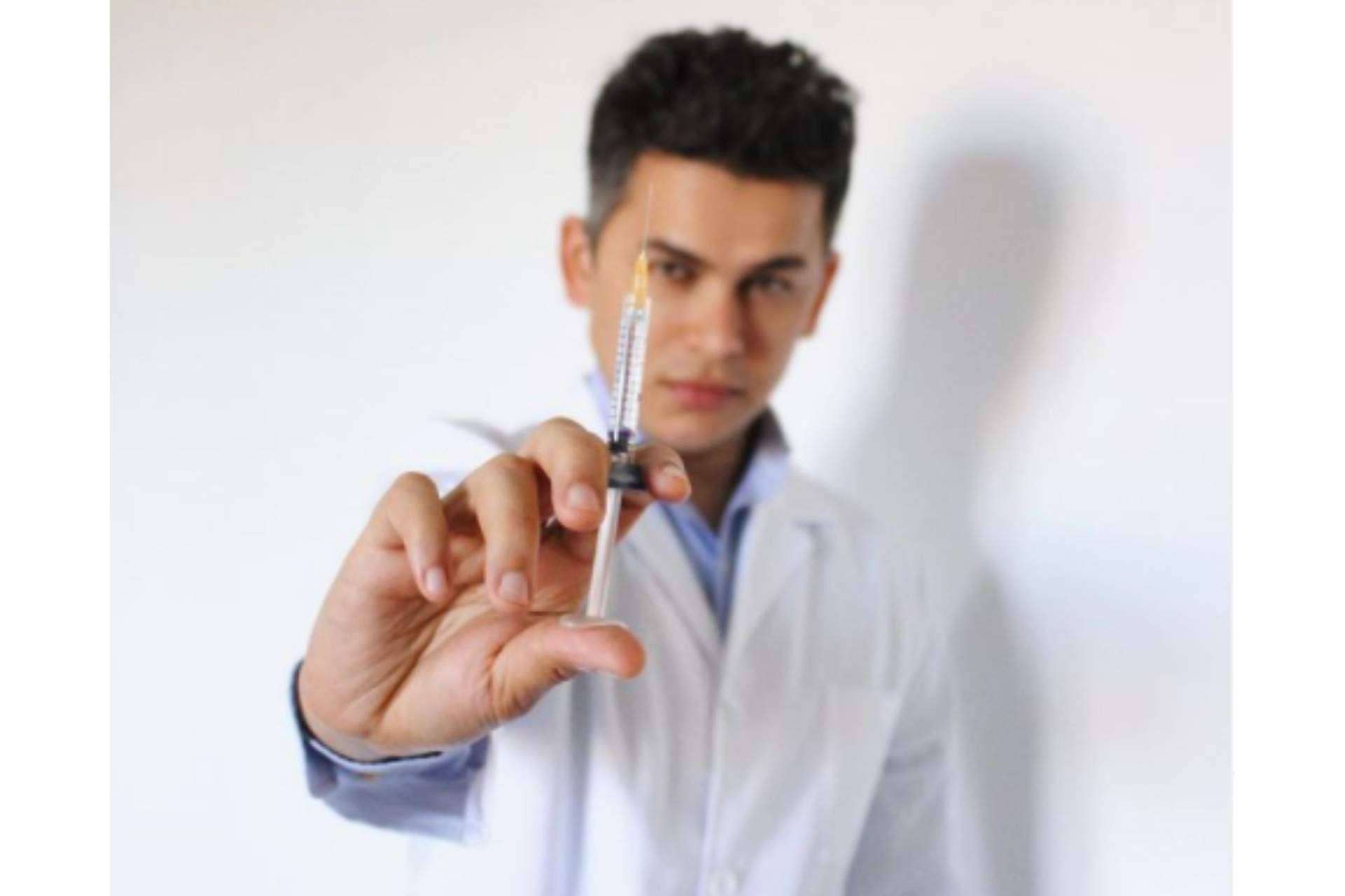 Tratamiento con toxina botulínica para disminuir las líneas de expresión de la mano del Dr. Johnny Castellar