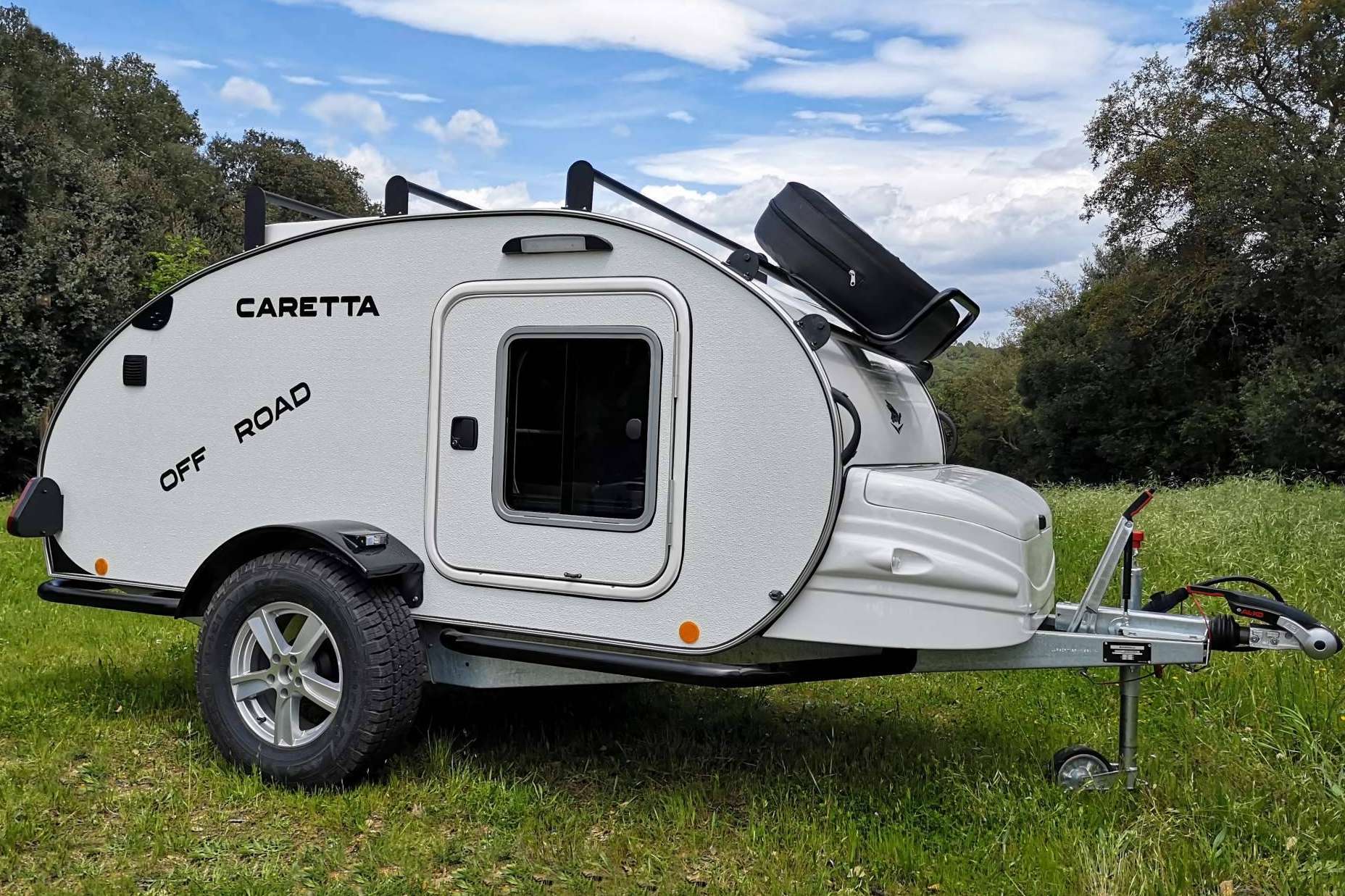 Minicaravanas.com vende caravanas pequeñas con baño y equipamiento para dos pasajeros
