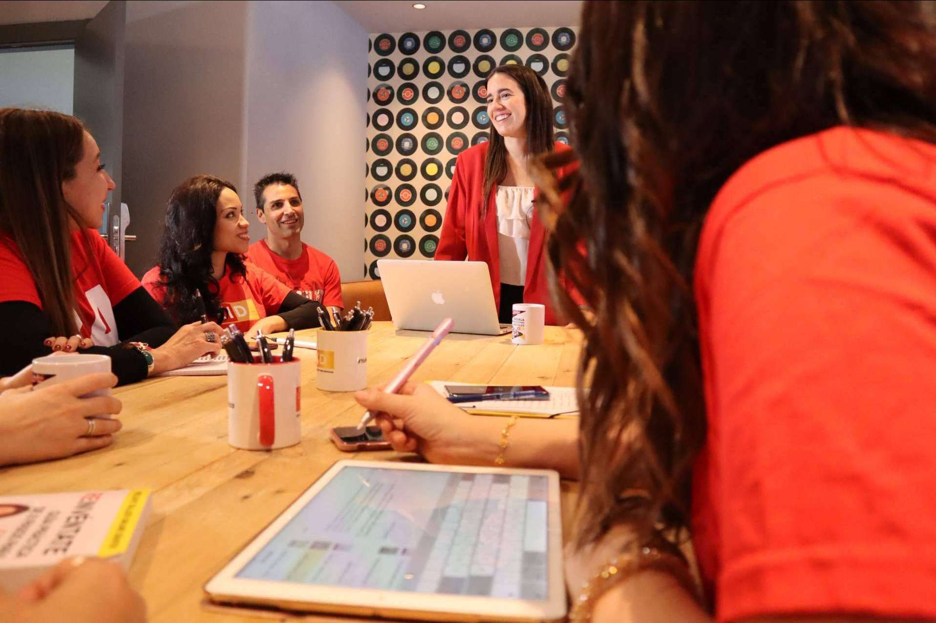 Los beneficios del programa en español que ha revolucionado el emprendimiento digital, máster Lanza Tu Negocio