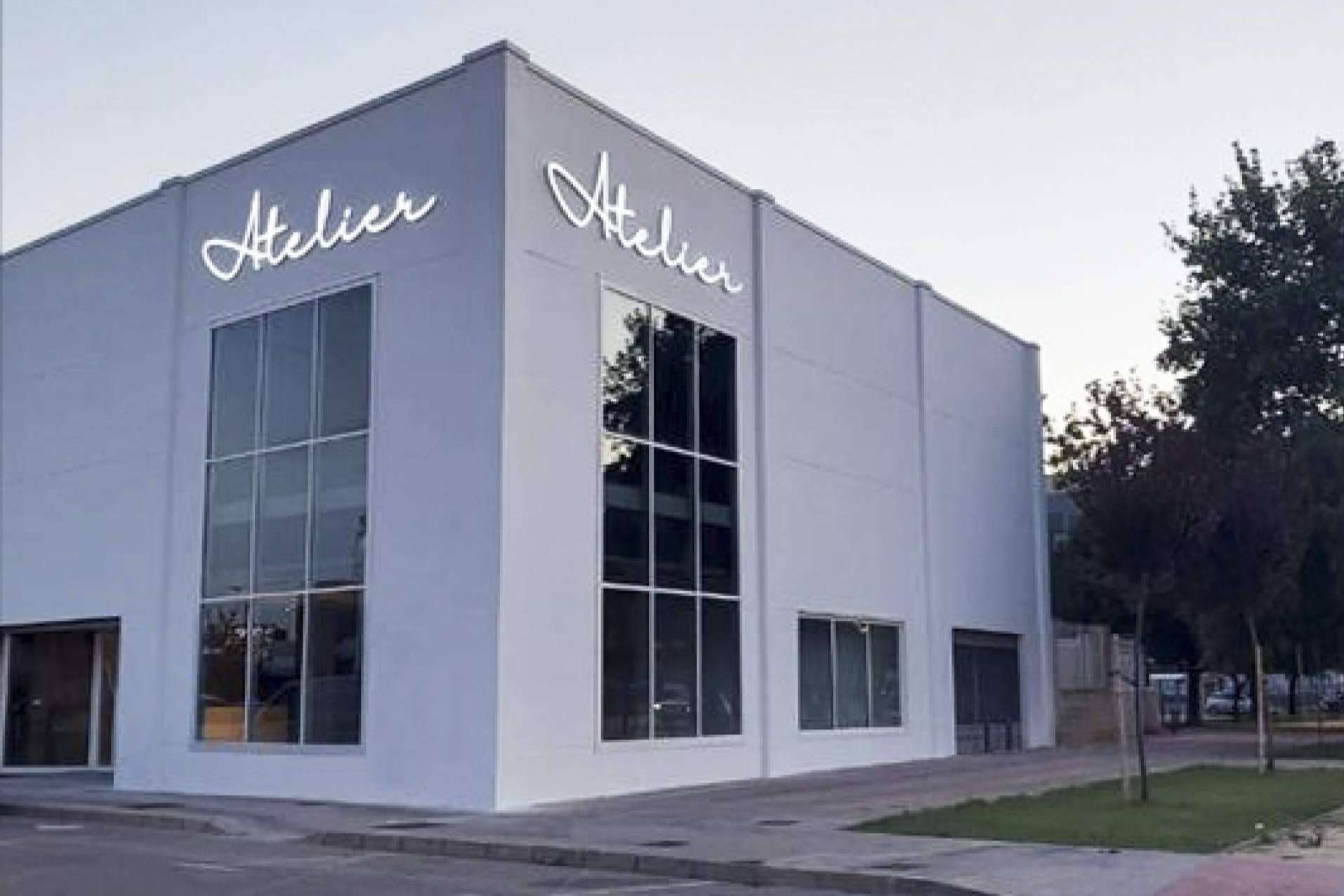 La nueva tienda de Atelier de Bodas en Valencia pone a disposición del cliente vestidos de novia y trajes de novio