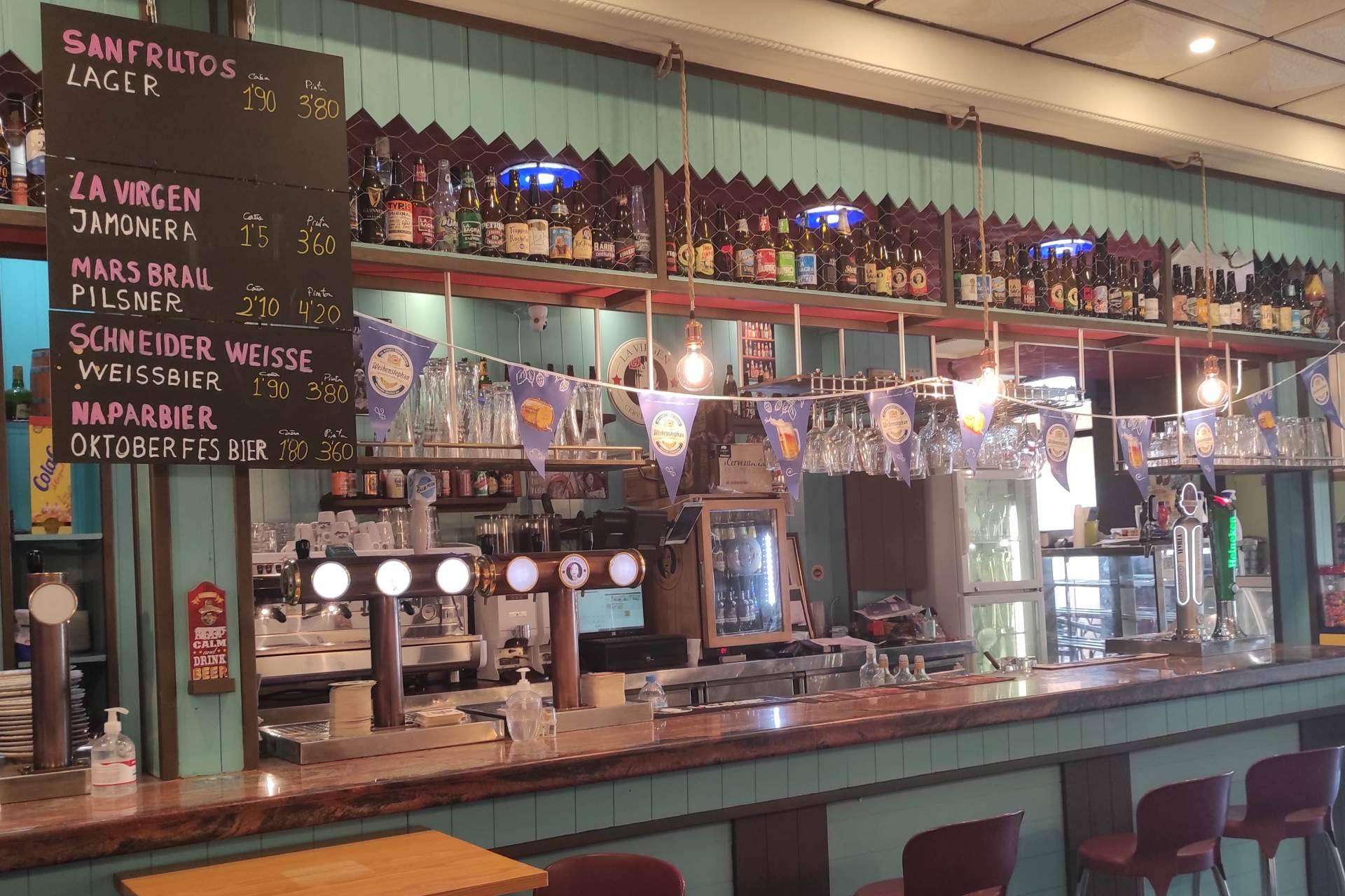 Elixyr Beer Bar permite degustar una gran variedad de cervezas artesanas e internacionales