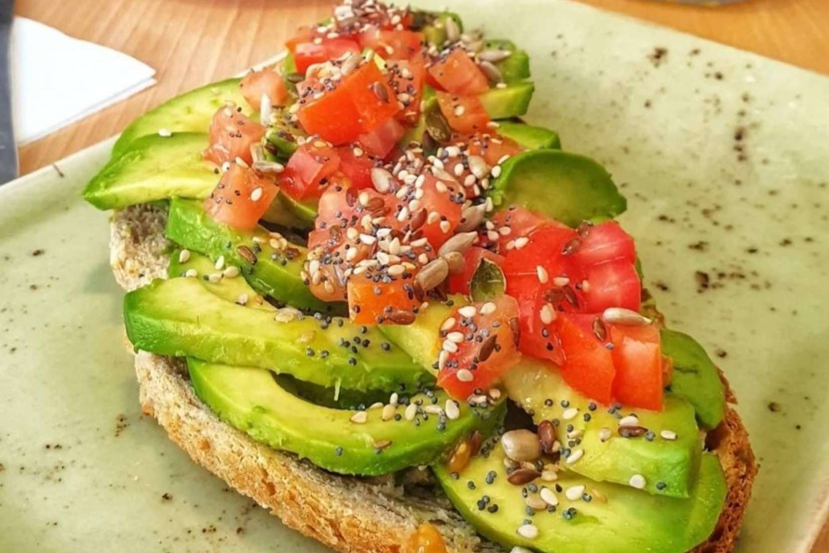 Tostadas de aguacate y café, la propuesta del Patio Vertical de Madrid para disfrutar de un desayuno
