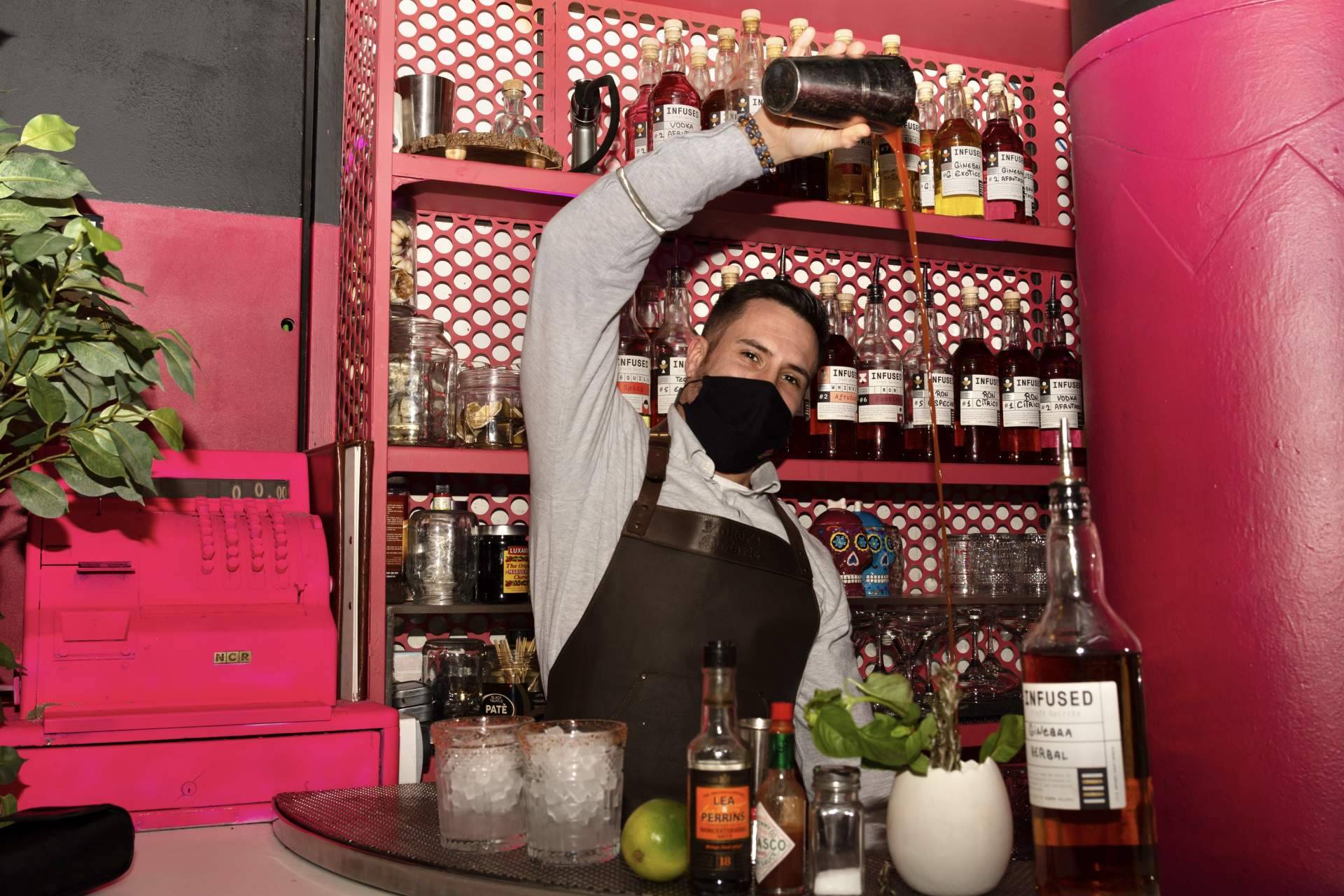 Enbabia Infused, situada en Madrid, es la coctelería de moda con su propia marca de alcohol artesanal