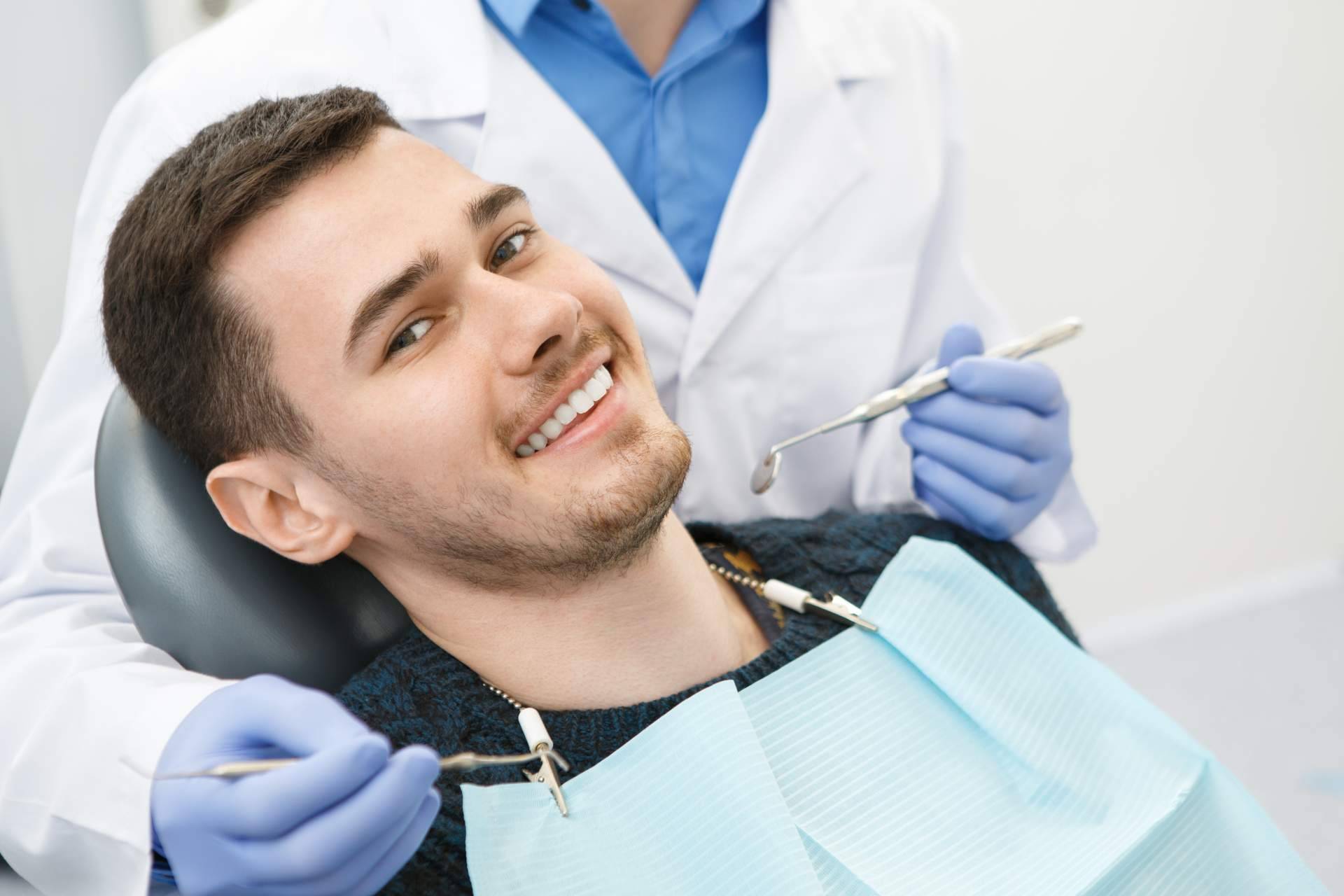 La Clínica Sonrisas de Corrales Dental garantiza implantes dentales de calidad mediante un tratamiento de calidad