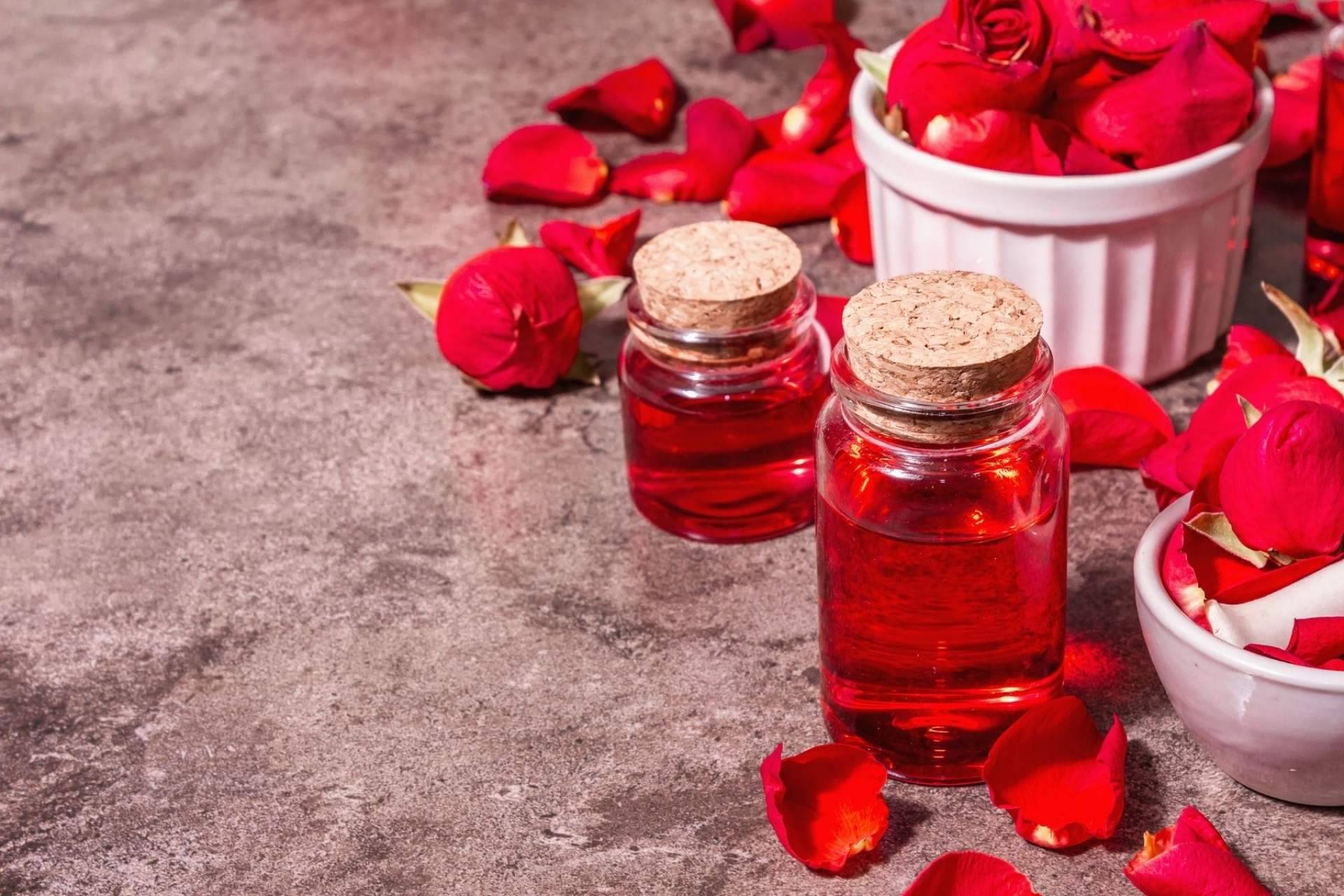 Un buen cuidado facial es posible gracias a los diferentes tipos de agua de rosa de Cosmetics Tenerife