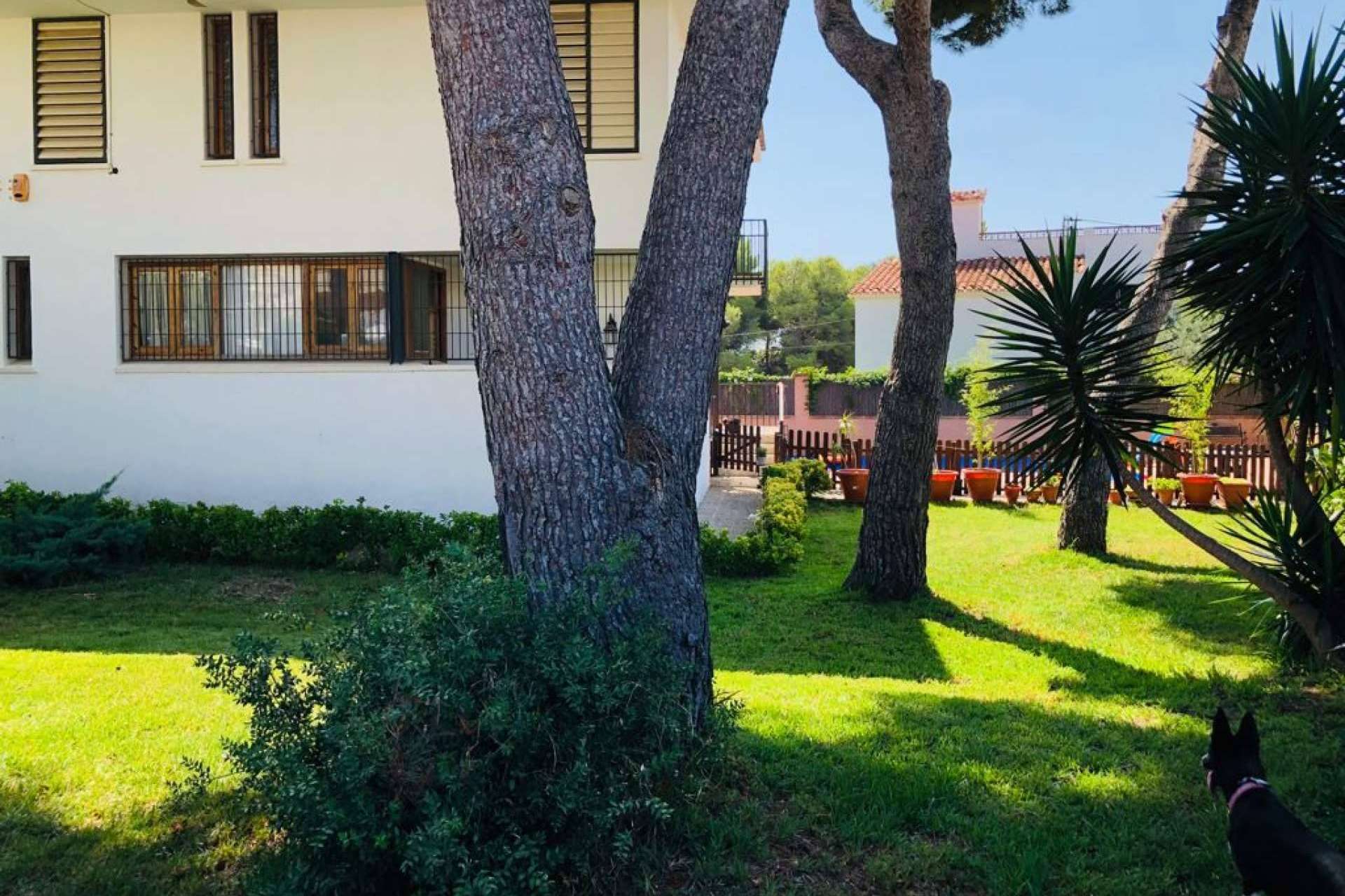 Mansión en venta cerca de la playa con piscina y jardín particular
