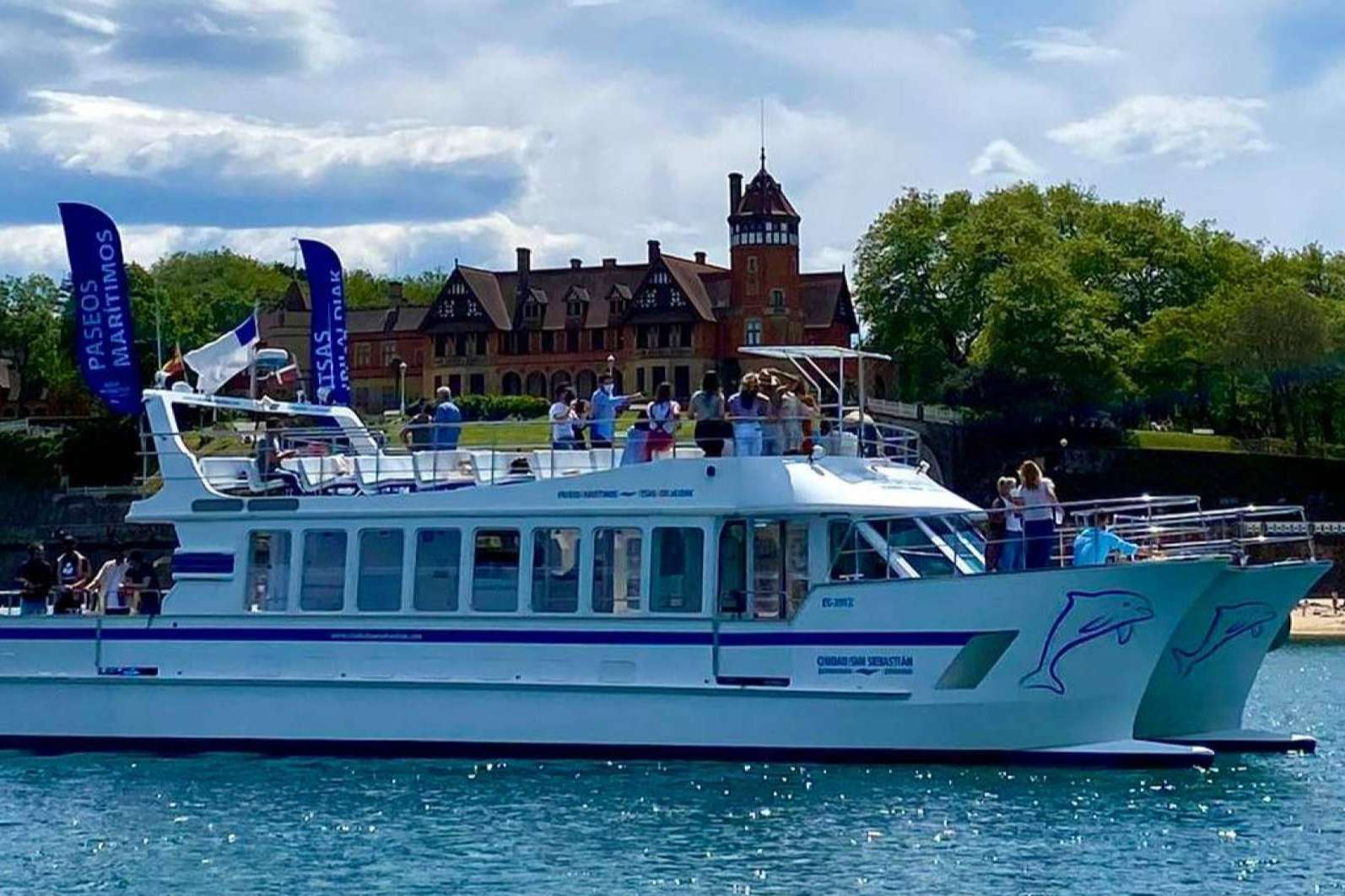 Eventos de empresa y otras actividades a bordo del catamarán Ciudad San Sebastián