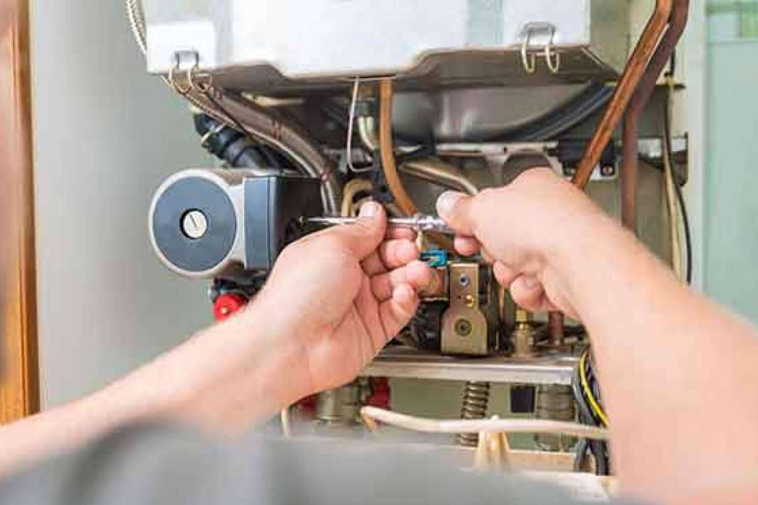 Los especialistas de Servicio Técnico MPG realizan un servicio técnico de calentadores