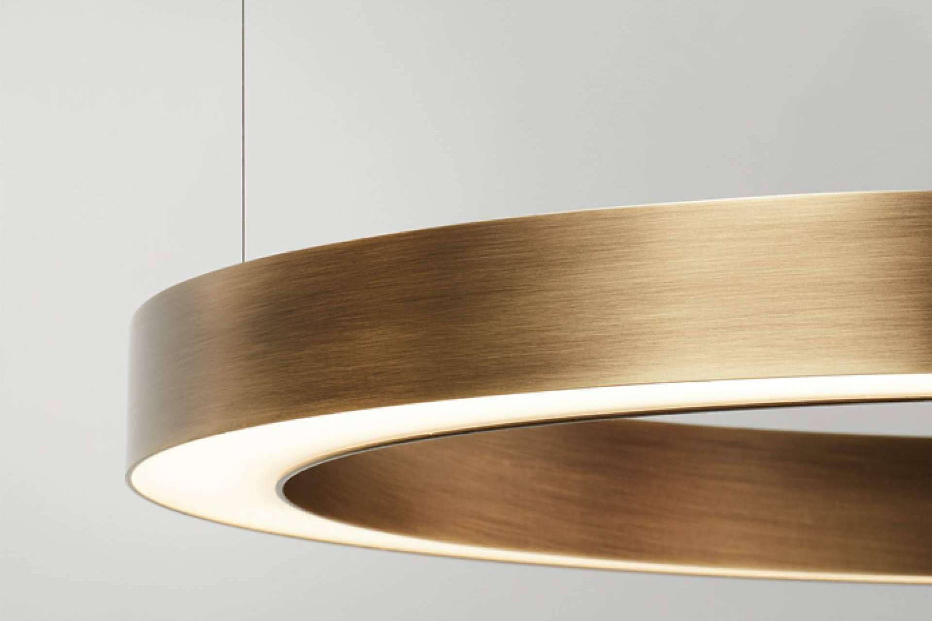 La lámpara circular se ha convertido en el clásico como recurso para iluminar un espacio con INSOLIT