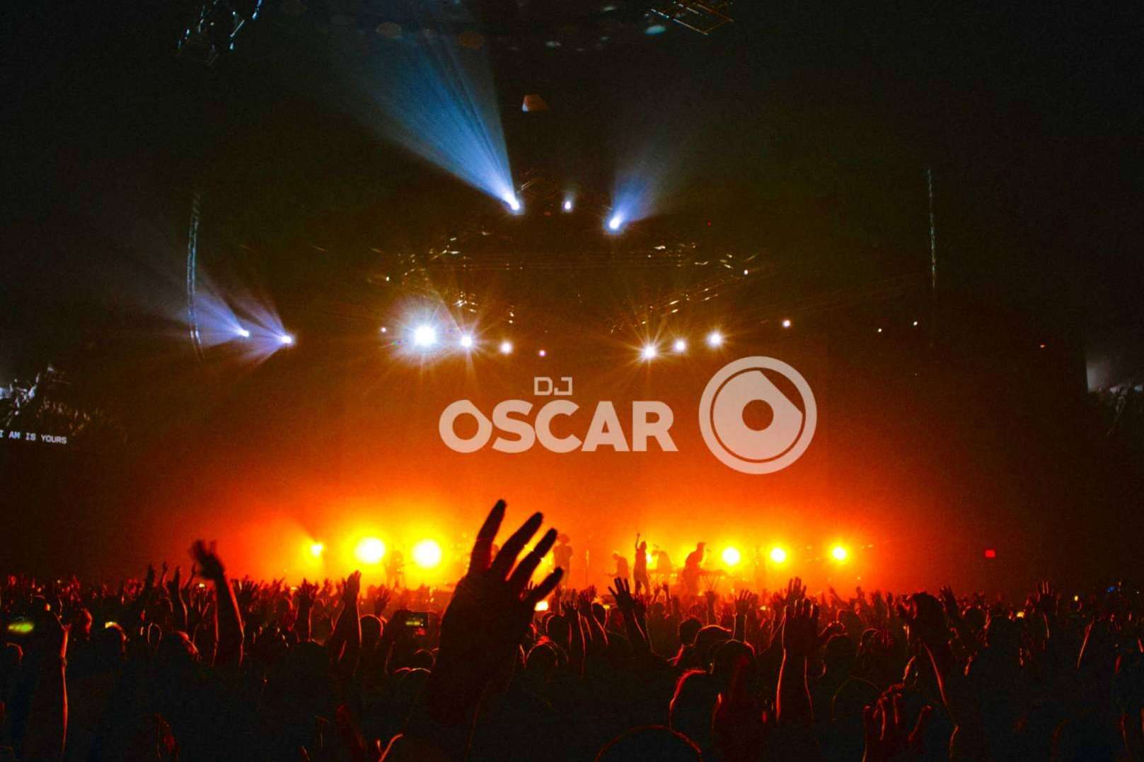 Miles de personas escuchan la música electrónica de DJ Oscar