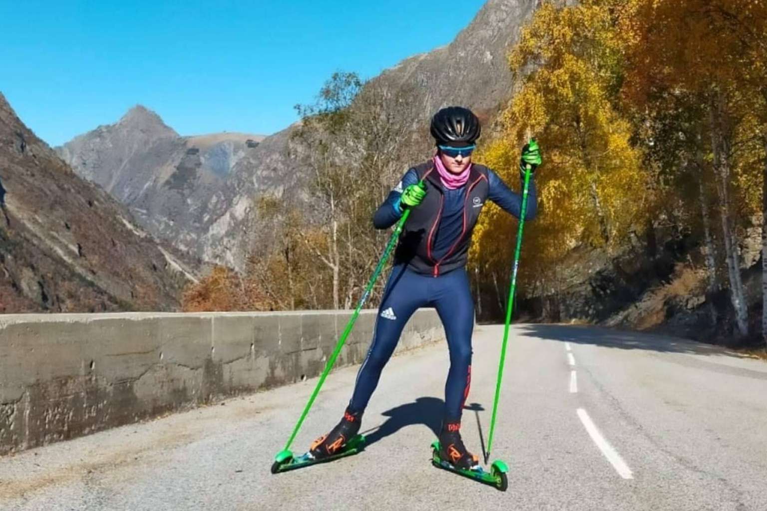 ¿Dónde se puede practicar y a qué deportes complementa el rollerski?