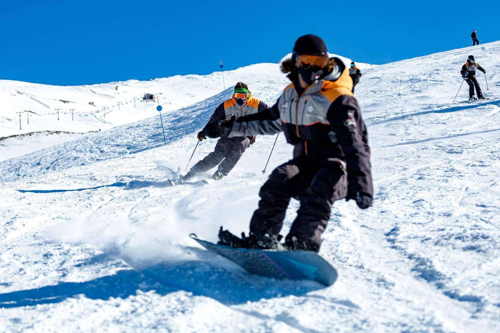 ¿Por qué son tan destacadas las clases y el alquiler de equipos de esquí y snowboard en Sierra Nevada de Snowmotion?