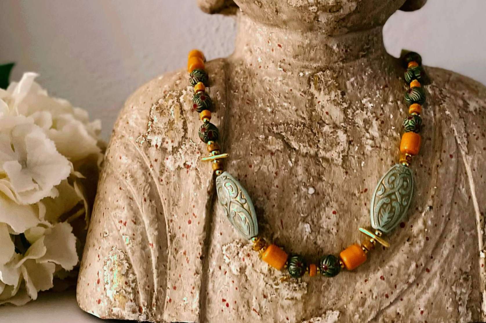 Lola Amara, marca famosa por sus bolsos de piel, lanza su colección de complementos, gafas, collares y cinturones