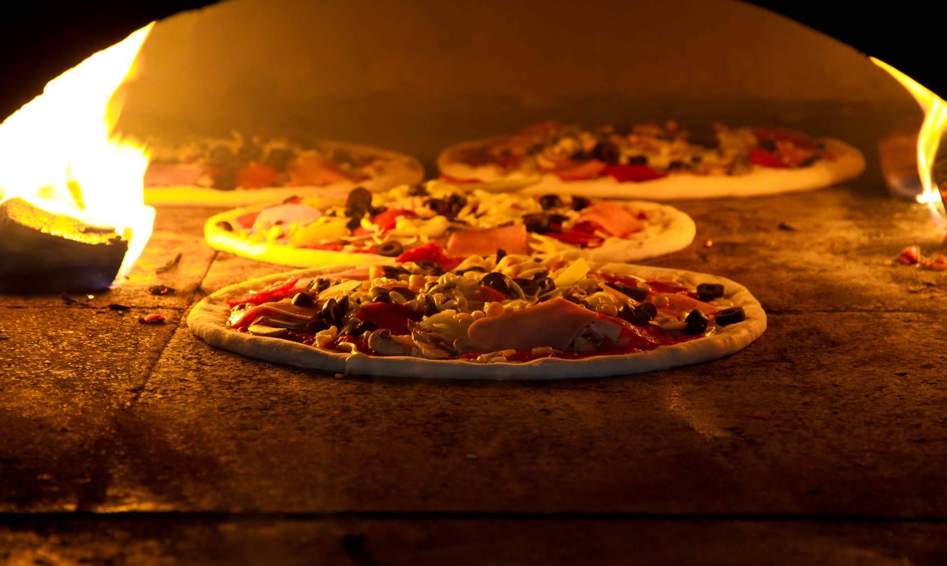 ¿Dónde encontrar pizzas de sabor único y tradicional?, por Mozzarella & Basilico