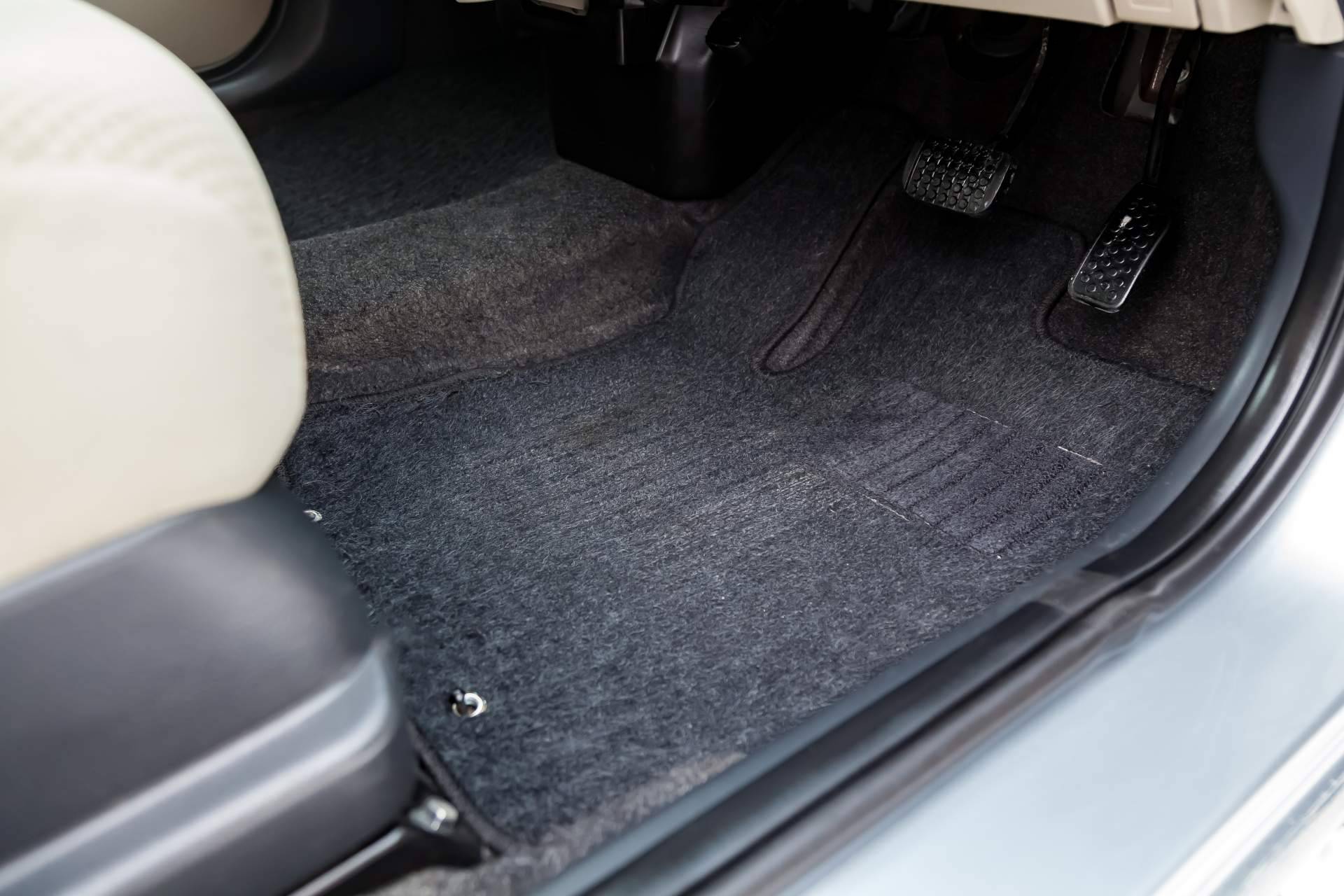 Alfombrillas con bordes para coches, por Distribuciones Cantelar