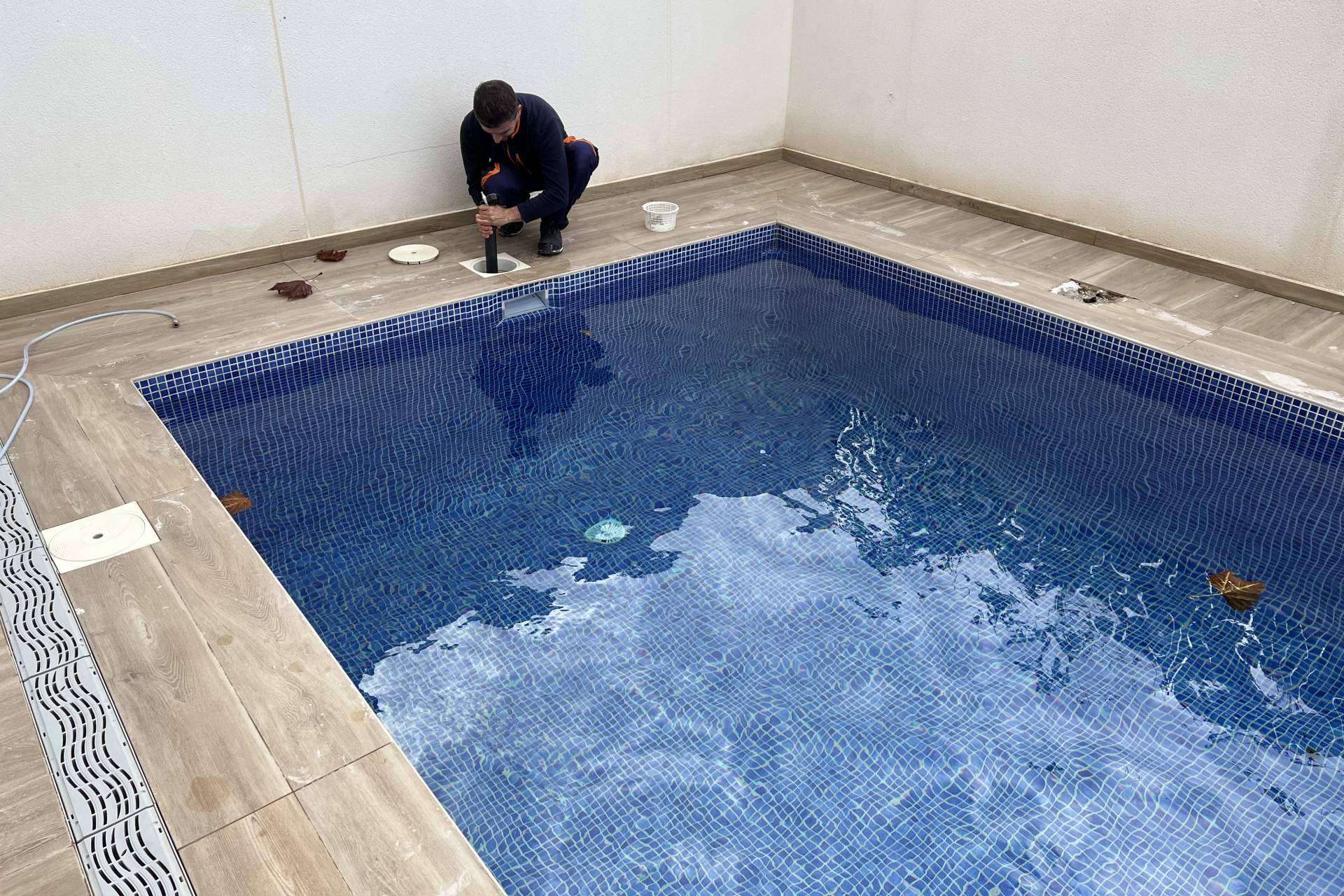 Los profesionales de TELEFUGA localizan y reparan las fugas agua piscinas